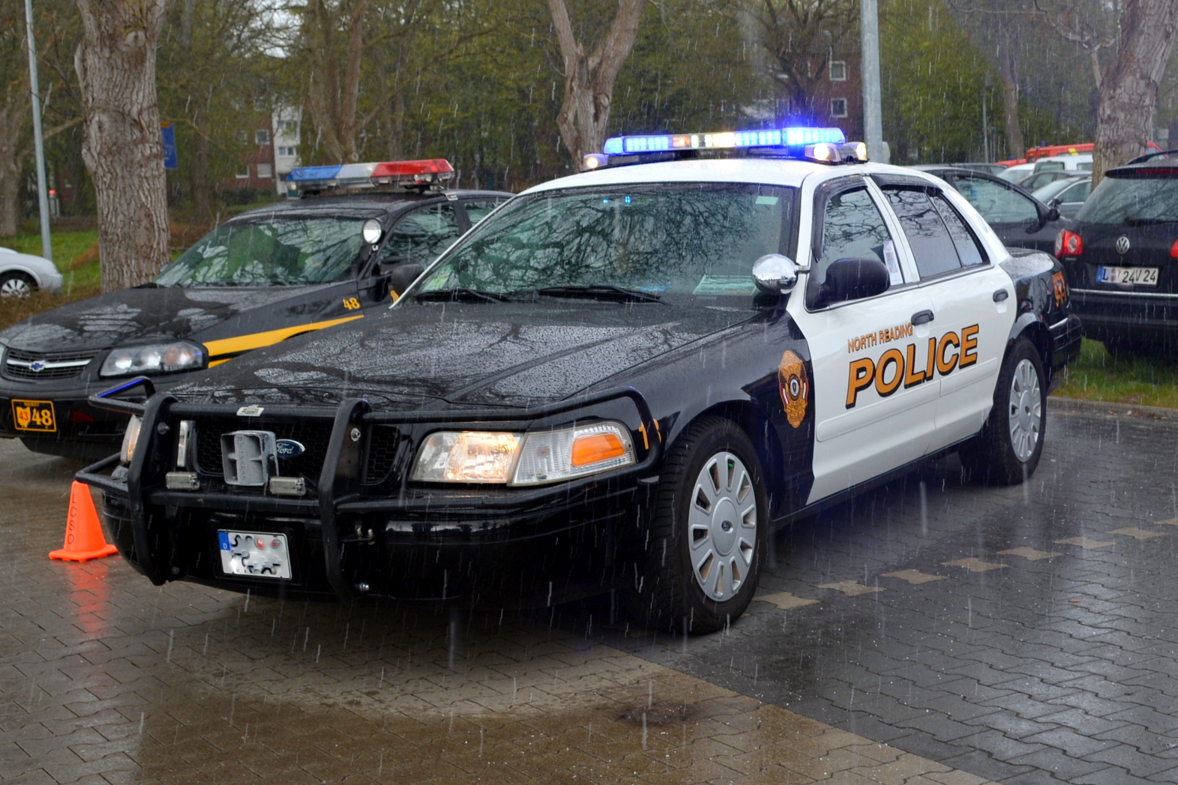 stationary, outdoors, motor vehicle, car, usa, architecture, auto, car accident, destruction, day, blue light, american cars police, tree, no people, american police, HD Wallpaper