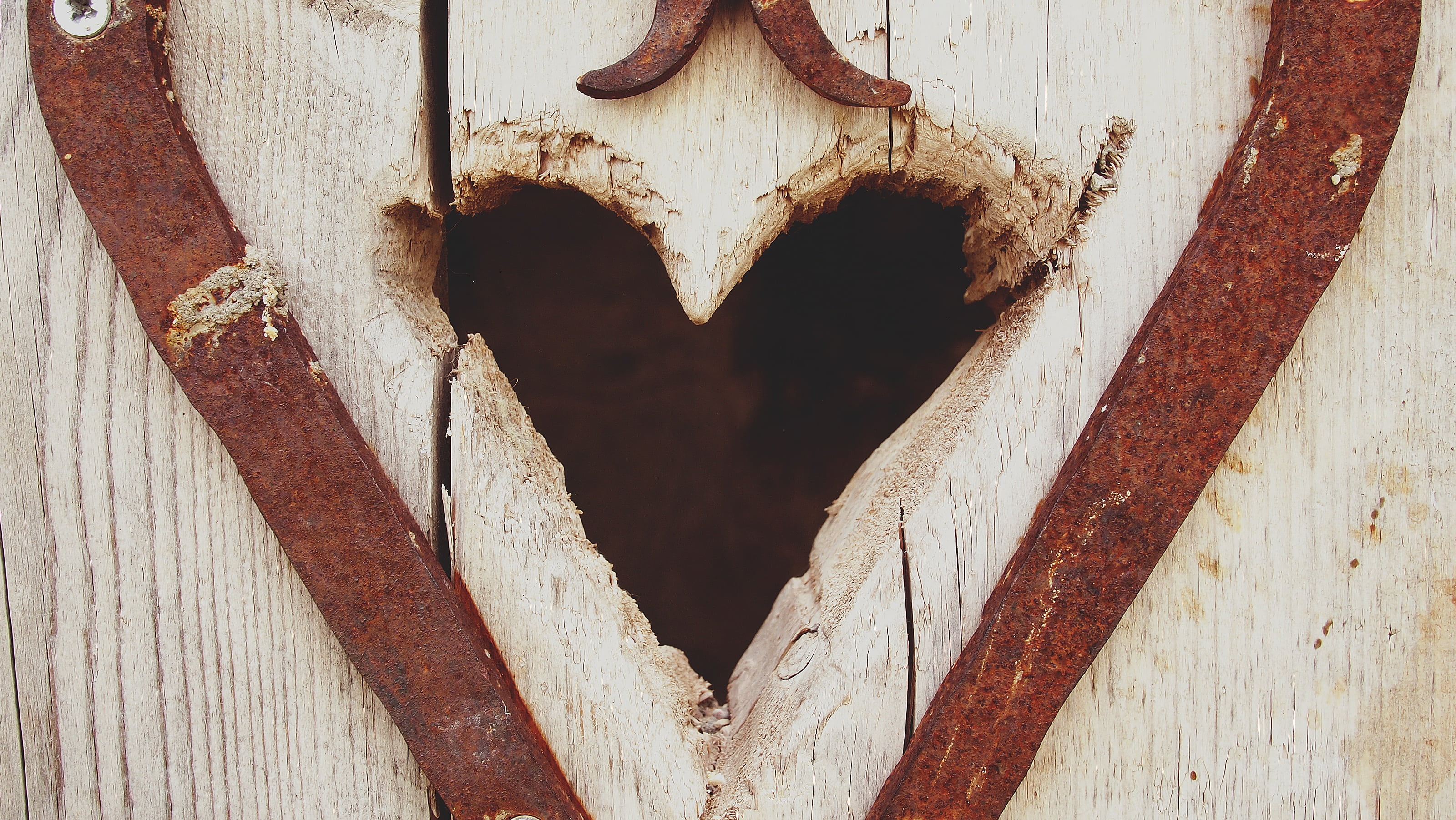 heart, wall - building feature, rural, outhouse, holiday, close-up, scandinavia, 2K, weathered, vintage, photo, rustic, cut, architecture, entrance, old, HD Wallpaper