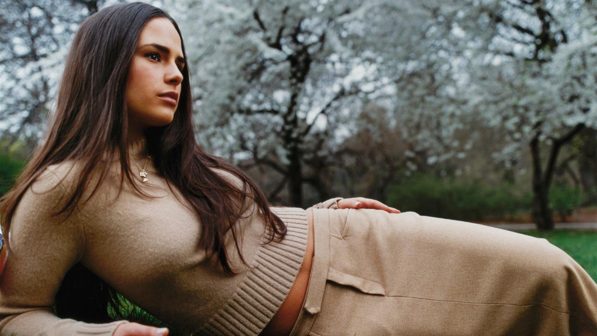 hair, outdoors, plant, trees, women, leisure activity, Jordana Brewster, contemplation, real people, one person, adult, 1080P, young adult, lifestyles, HD Wallpaper