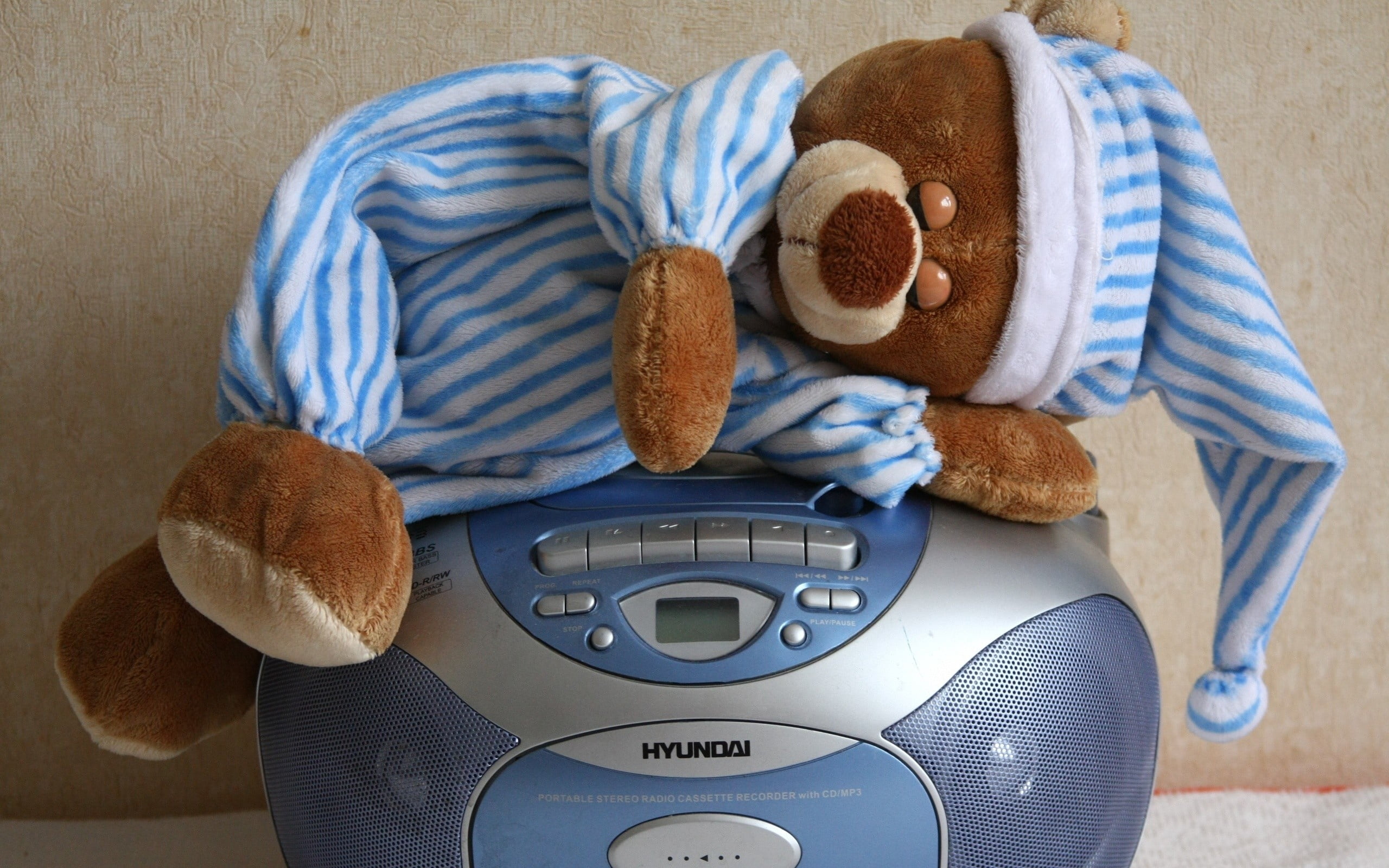 day, relaxation, close-up, lifestyles, single Object, technology, towel, equipment, bear, indoors, hyundai, 2K, toy, radio, still life, stuffed toy, tape recorder, HD Wallpaper