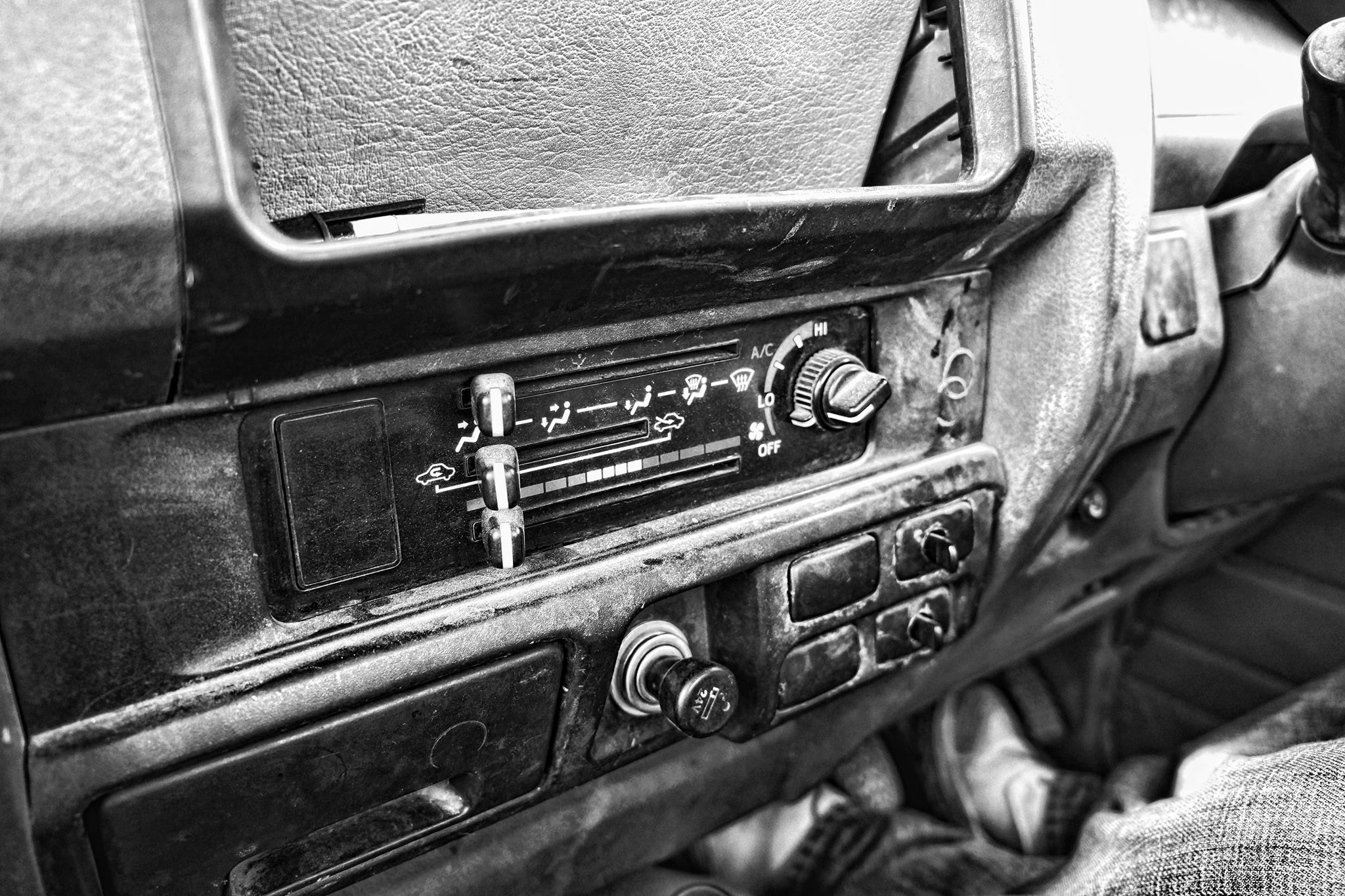 luggage, no people, mode of transportation, leather, communication, car, vehicle interior, motor vehicle, interior, indoors, old, close-up, metal, push button, HD Wallpaper