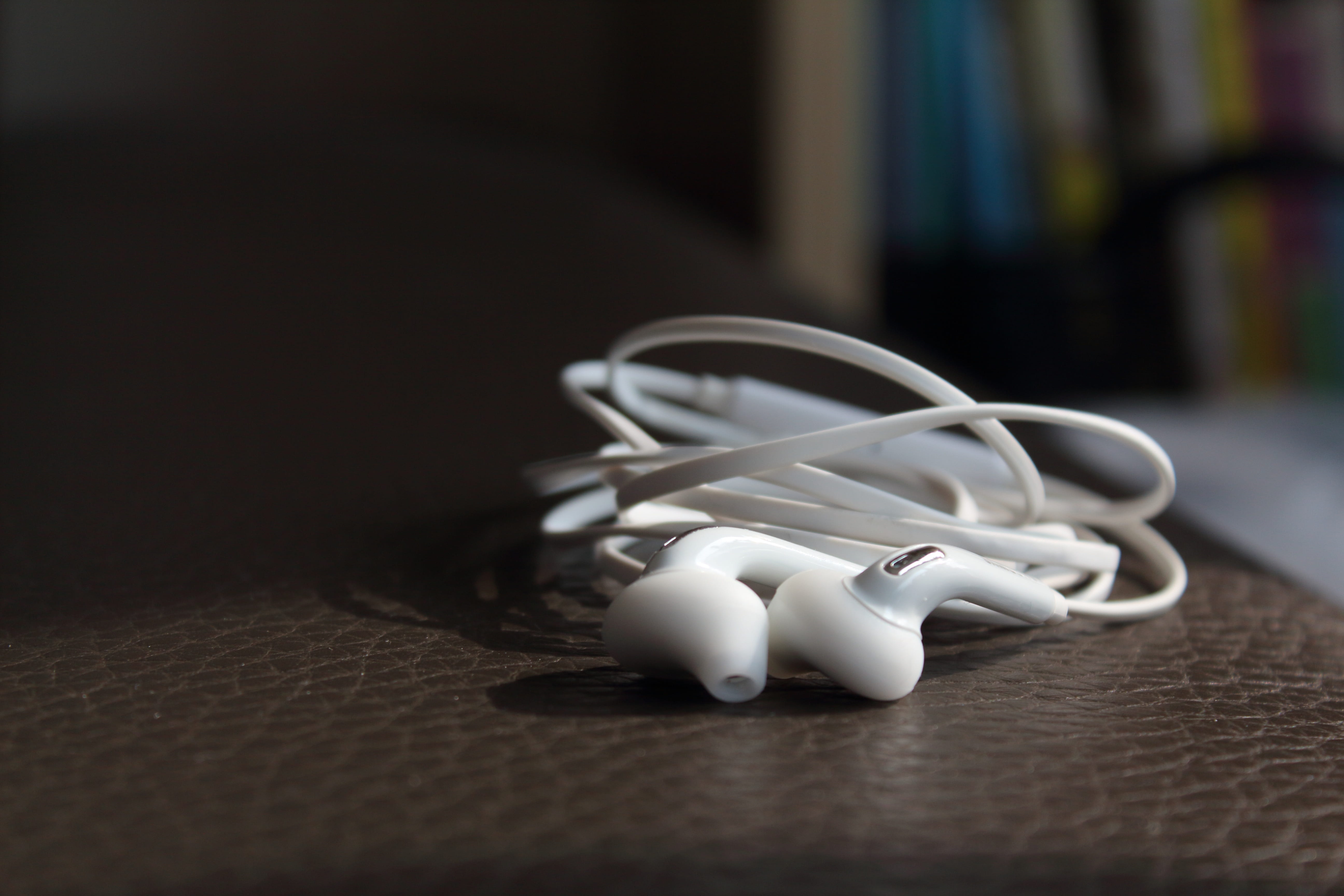 surface level, flooring, headphone, large group of objects, table, earphone, personal accessory, variation, wood - material, representation, choice, connection, HD Wallpaper