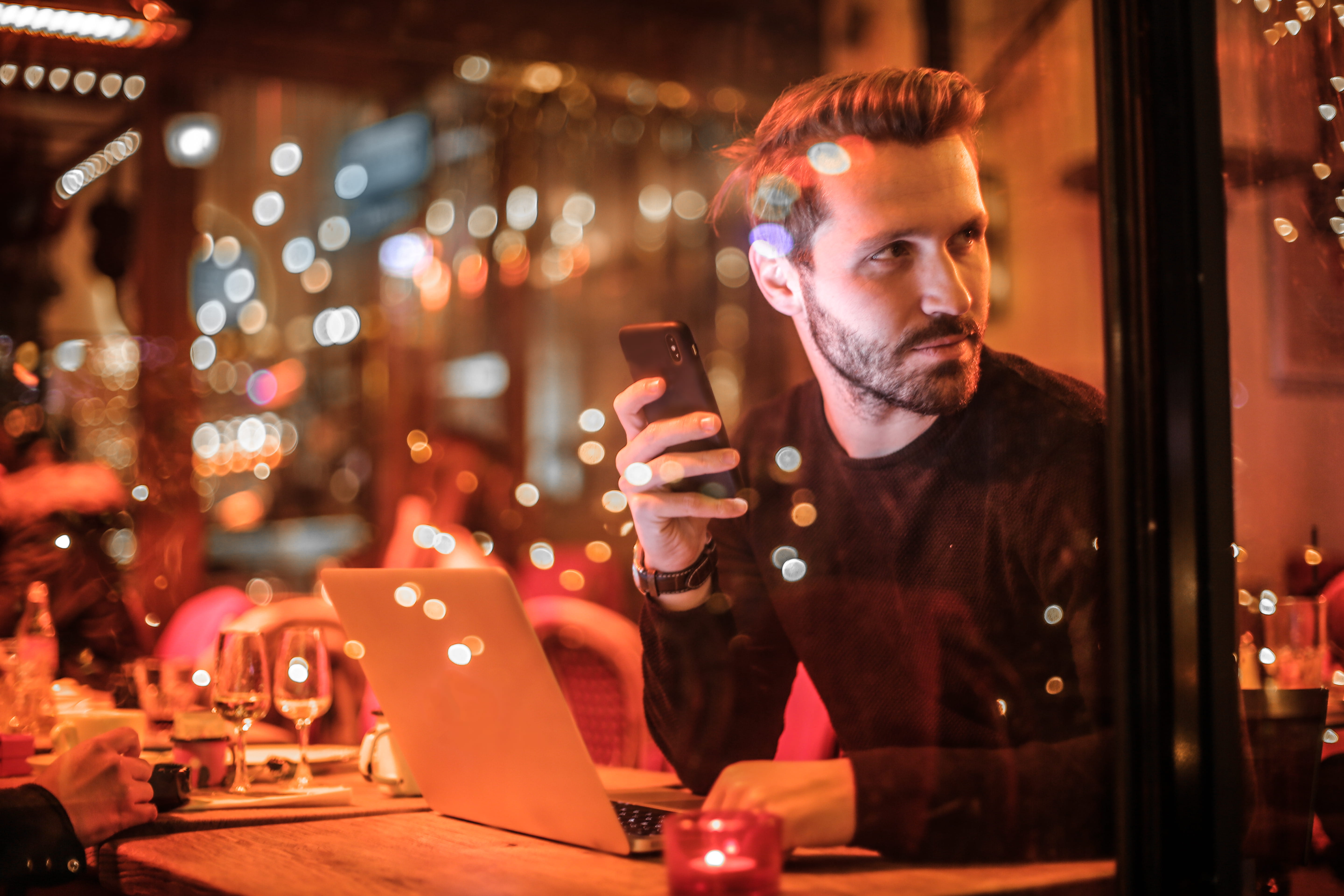 mobile, refreshment, evening, restaurant, smartphone, nightlife, lifestyles, technology, laptop, black, drinking, city, young adult, man, pub, bar counter, HD Wallpaper