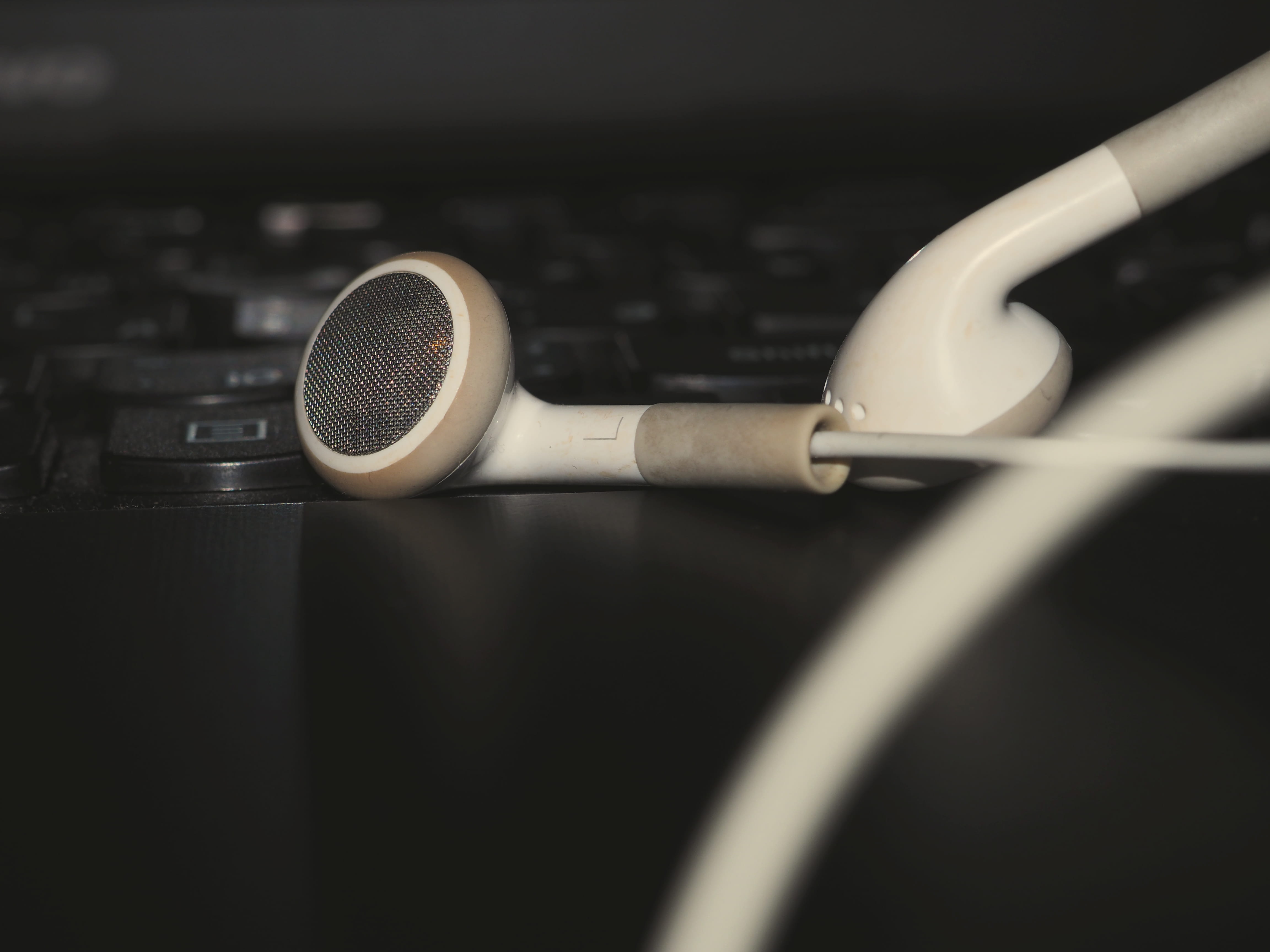 4K, microphone, equipment, close-up, no people, selective focus, audio electronics, ear-phones, earclip, electrical equipment, technology, head-phones, HD Wallpaper