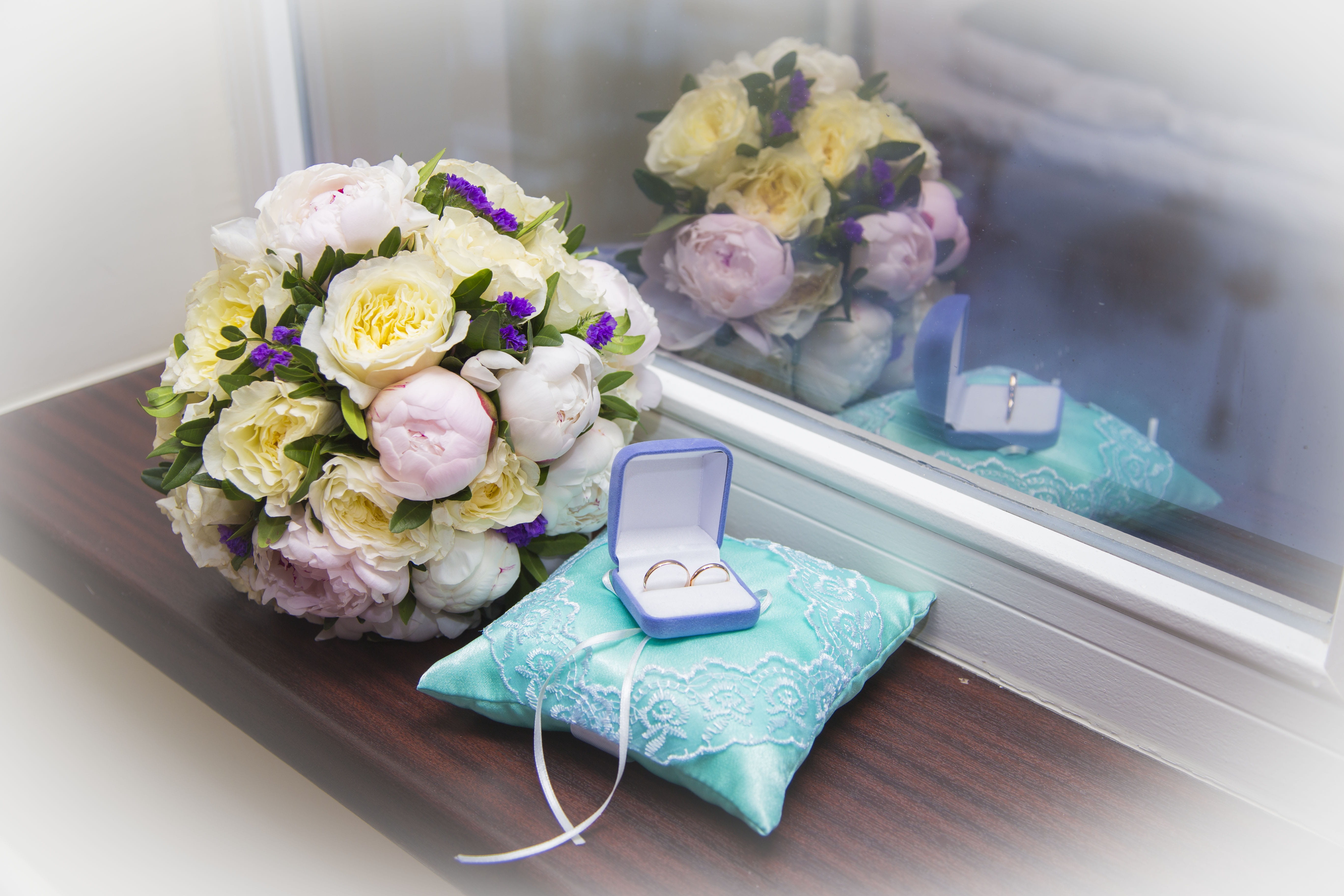 ring, flowering plant, technology, indoors, portable information device, rose - flower, flower, mobile phone, bunch of flowers, bouquet, wedding, no people, HD Wallpaper