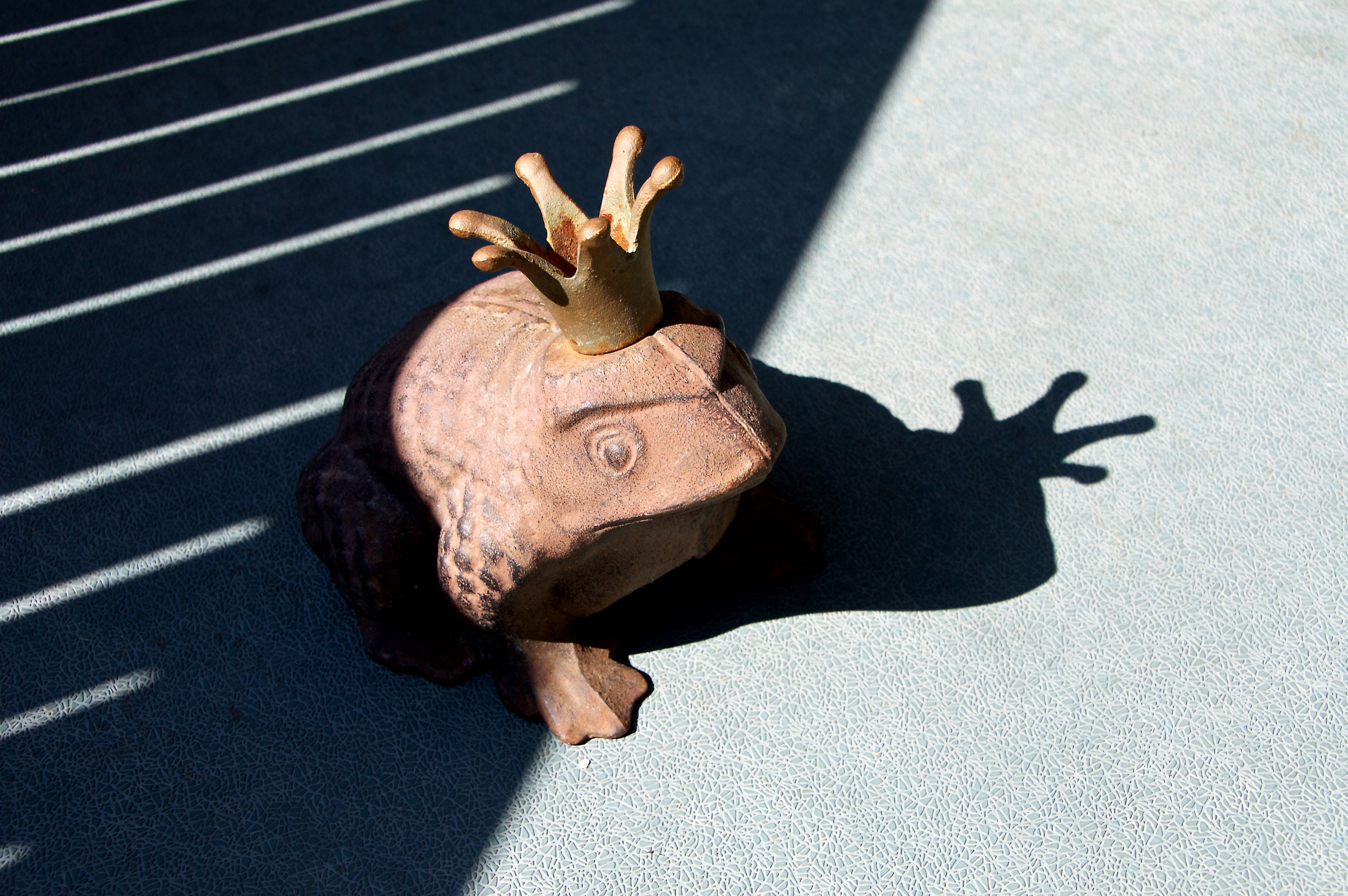 deco, setup, funny, figure, close-up, single object, brown, light, metal, decoration, rusty, cast, frog, creativity, art and craft, high angle view, ceramic, HD Wallpaper