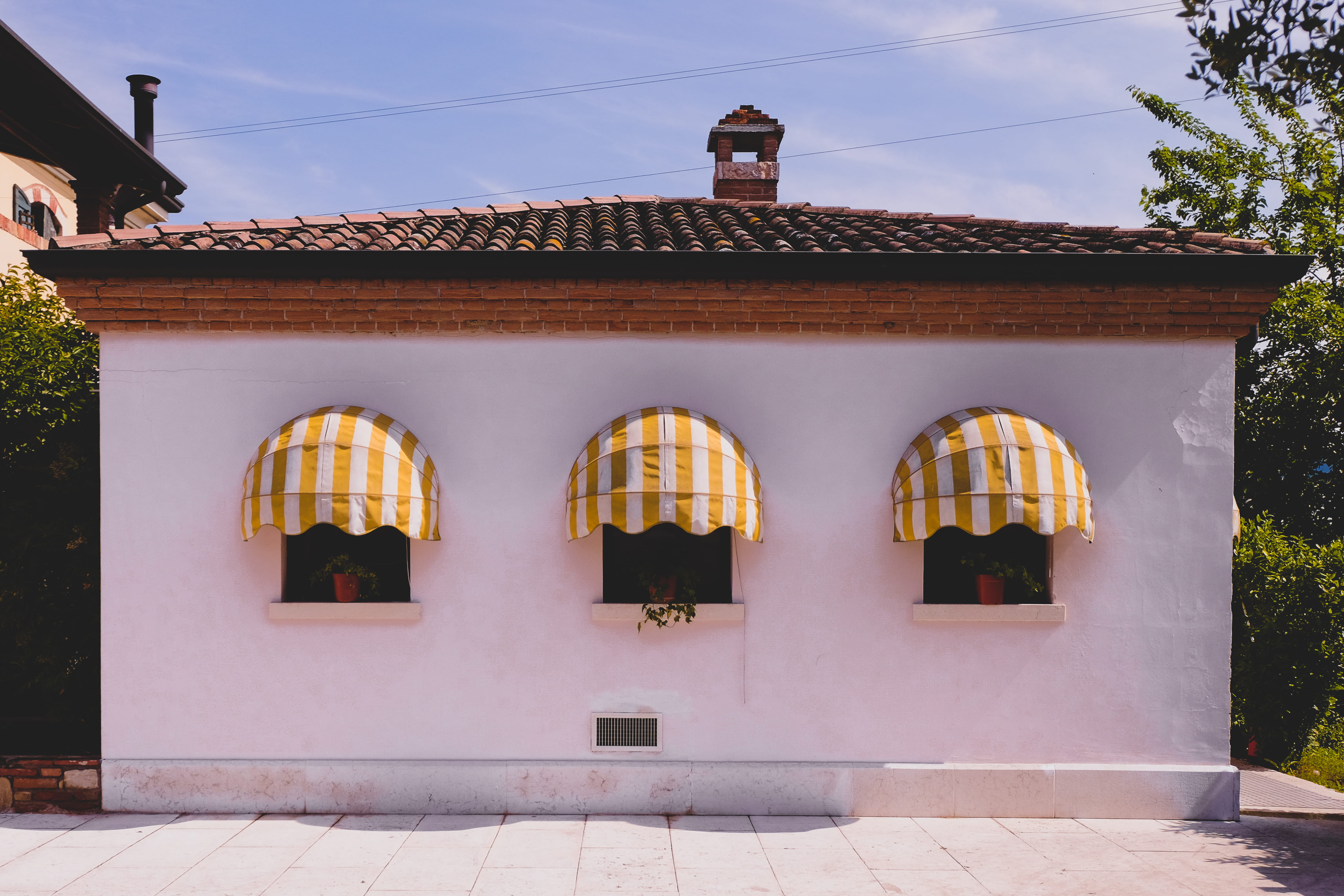 built structure, shack, religion, decor, windows, 4K, belief, verona, plant, chimney, arch, sun, italy, place of worship, sky, stack, window, nature, sunlight, HD Wallpaper