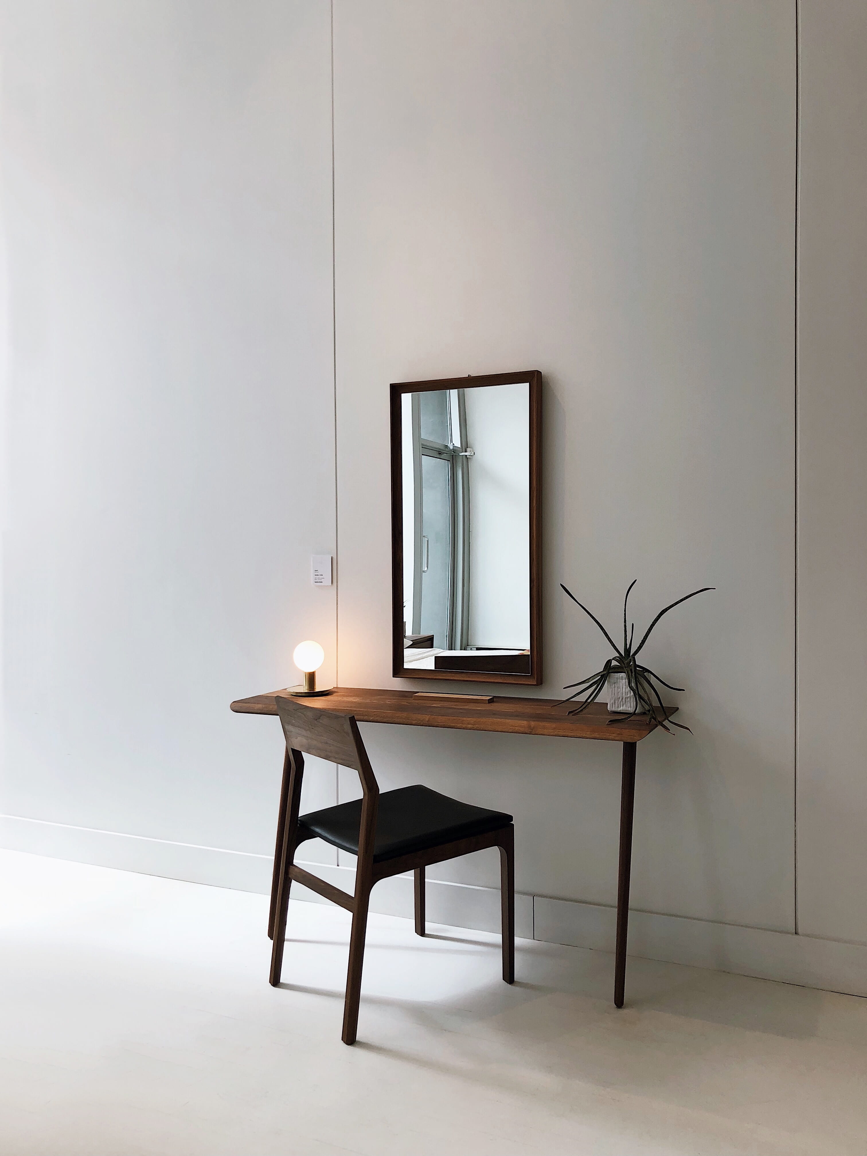 clean, electric lamp, 4K, plant, minimal, home, architecture, half, frame, wood - material, mirror, modern, interior, brown, no people, nature, beside, Phone HD Wallpaper