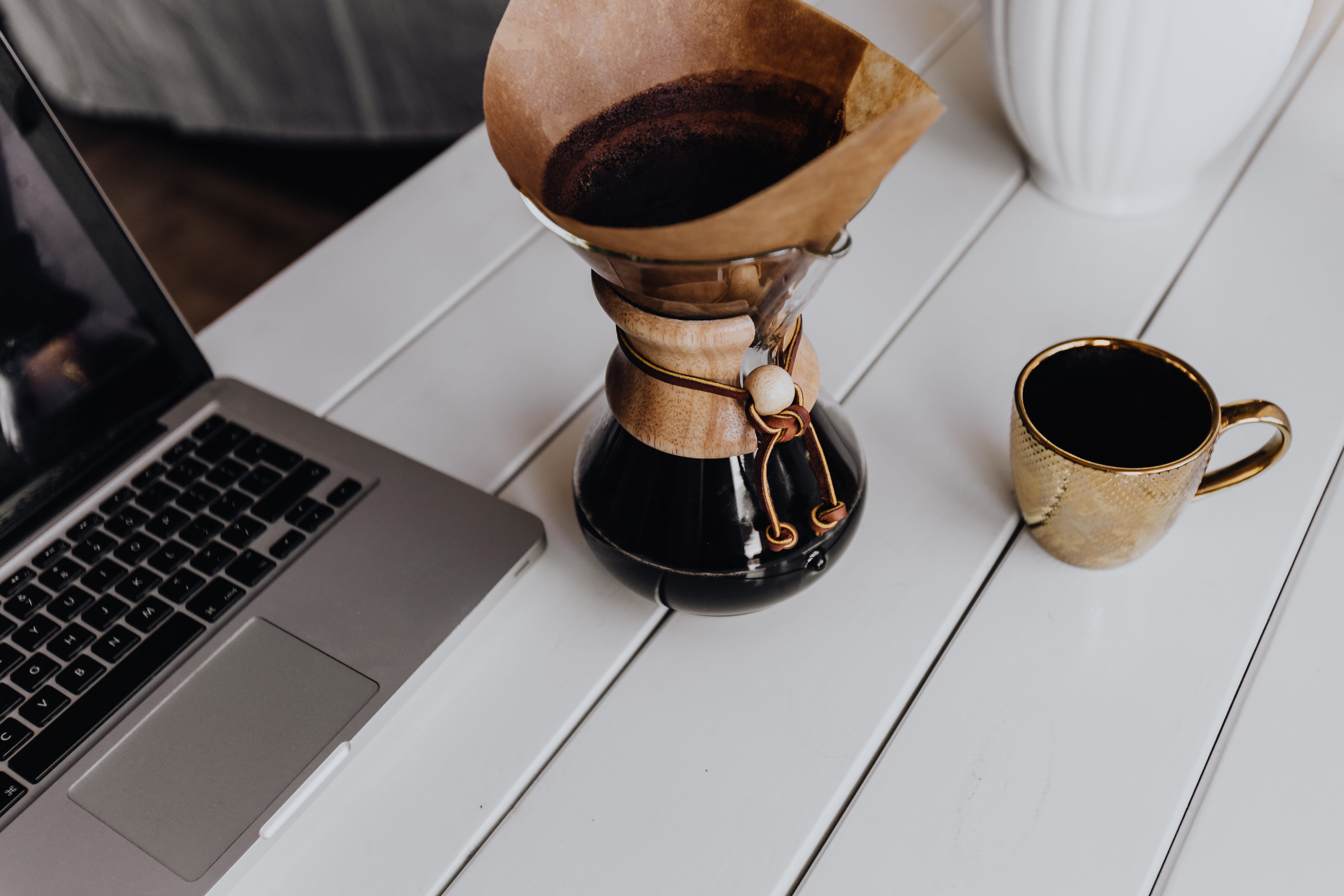 refreshment, 4K, laptop, technology, table, communication, high angle view, connection, morning, keyboard, food and drink, gold, mug, still life, cafe, HD Wallpaper