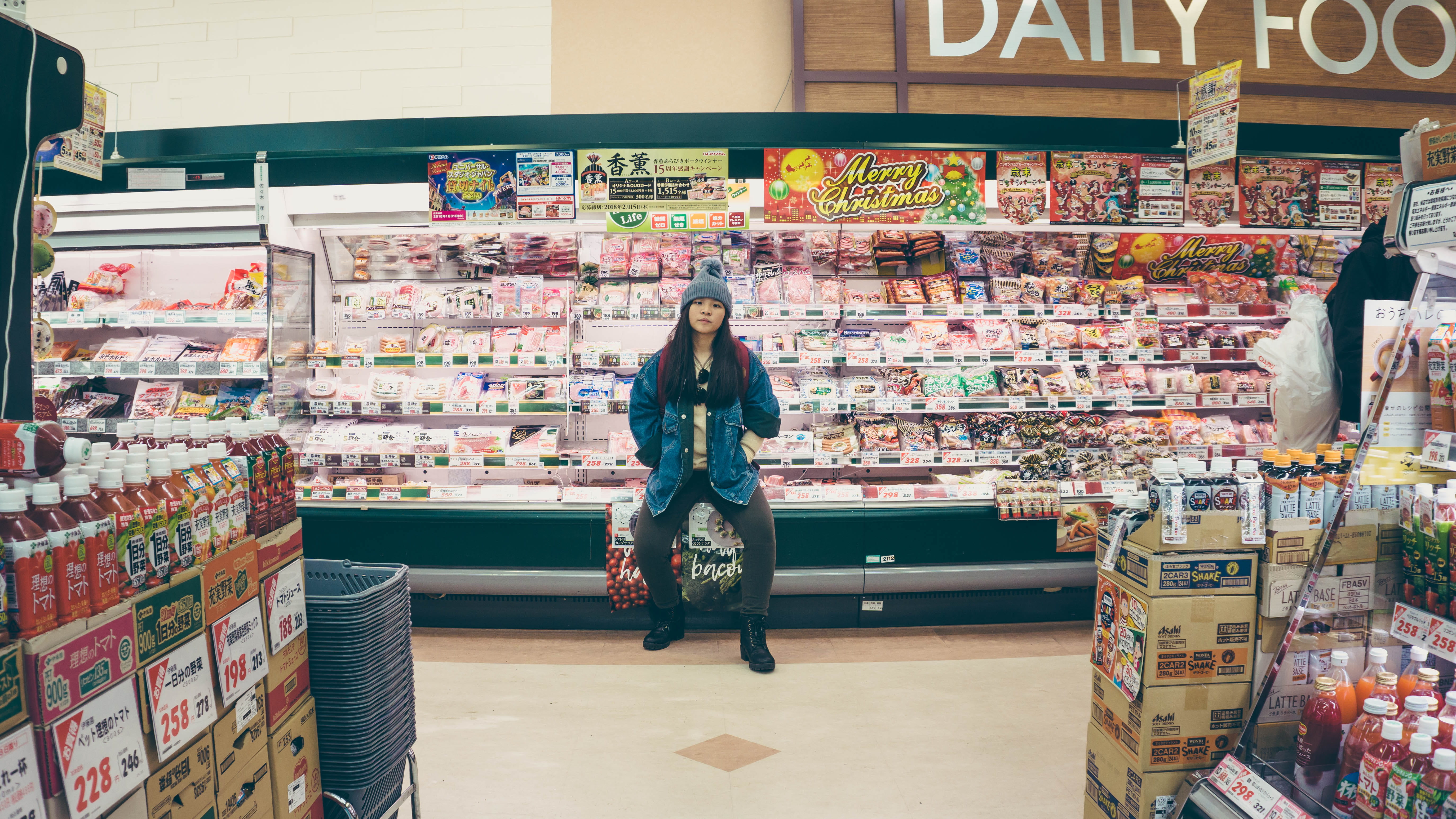 lifestyles, shelf, drinks, supermarket, hokkaido, groceries, indoors, standing, store, sapporo, real people, retail, casual clothing, variation, japan, HD Wallpaper