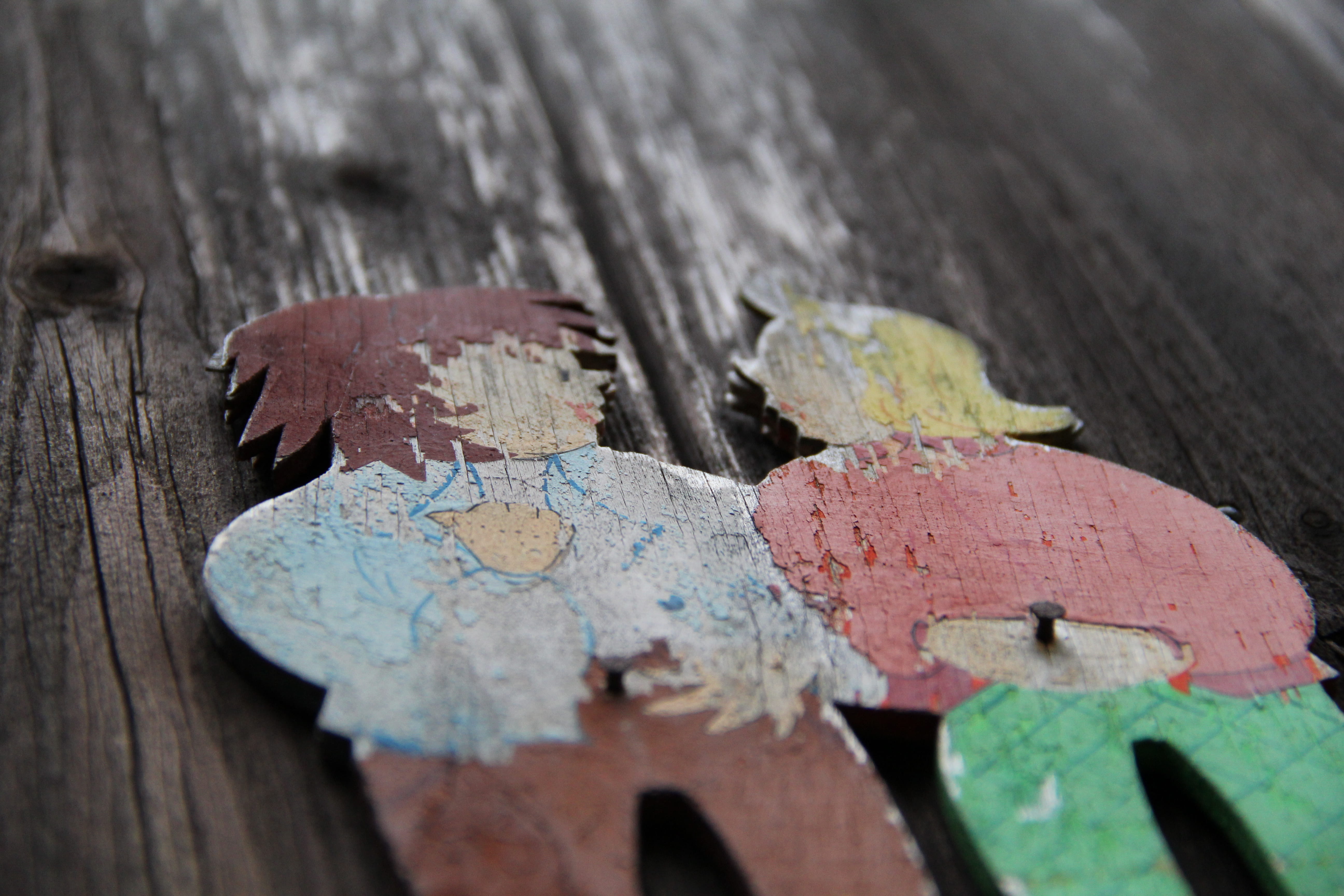 bird, maple, roof, old, metal, spoke, brick, rusty, leaf, lizard, multi colored, wood, close-up, wood - material, outdoors, focus on foreground, max and moritz, HD Wallpaper