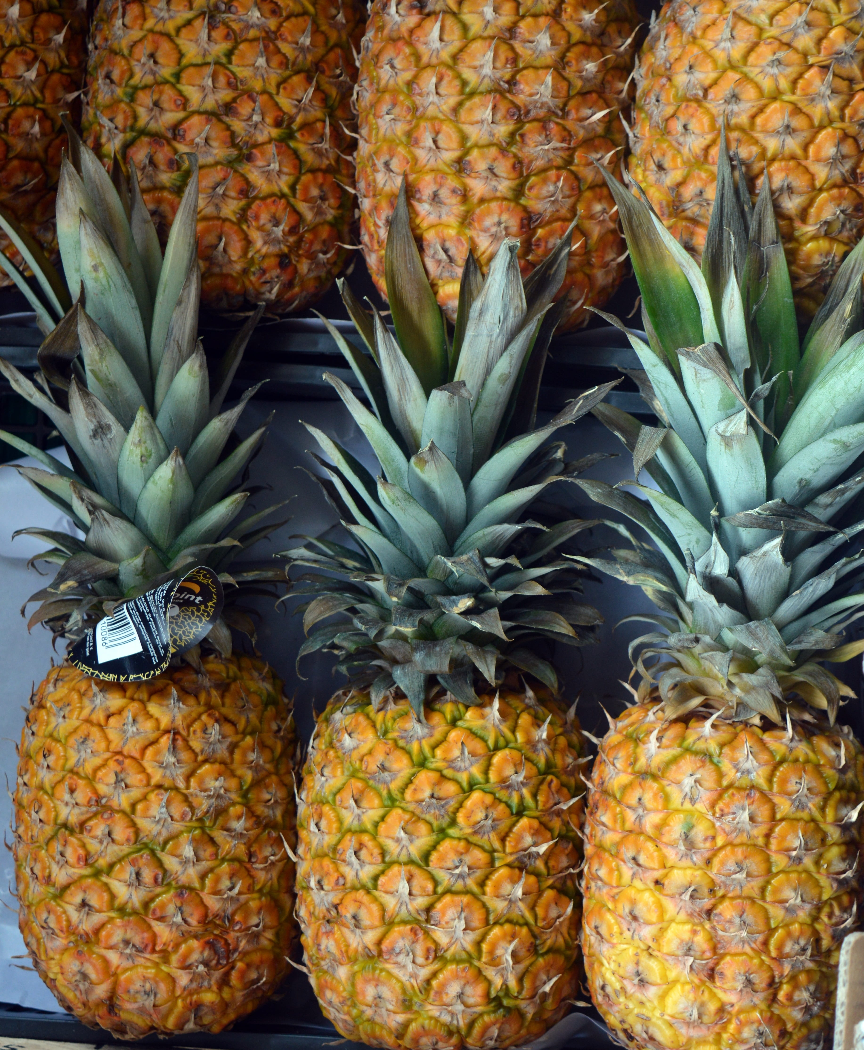 food, market stall, freshness, day, exotic, ripe, retail, market, still life, wellbeing, for sale, choice, pineapple, tropical, healthy eating, variation, Phone HD Wallpaper