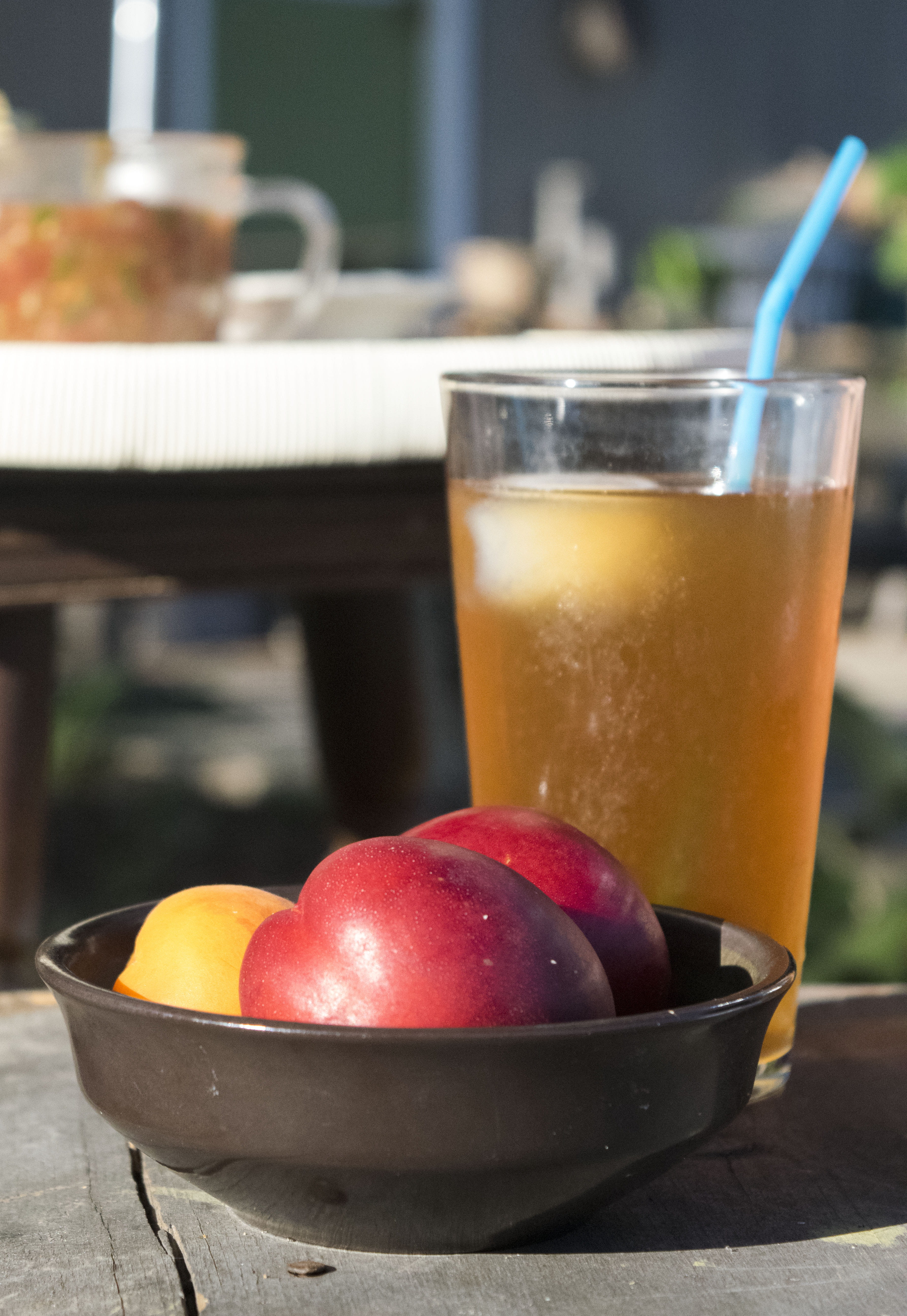 summer, apple - fruit, bowl, refreshment, food and drink, fruit, drinking glass, nectarines, iced tea, household equipment, healthy eating, focus on foreground, Phone HD Wallpaper