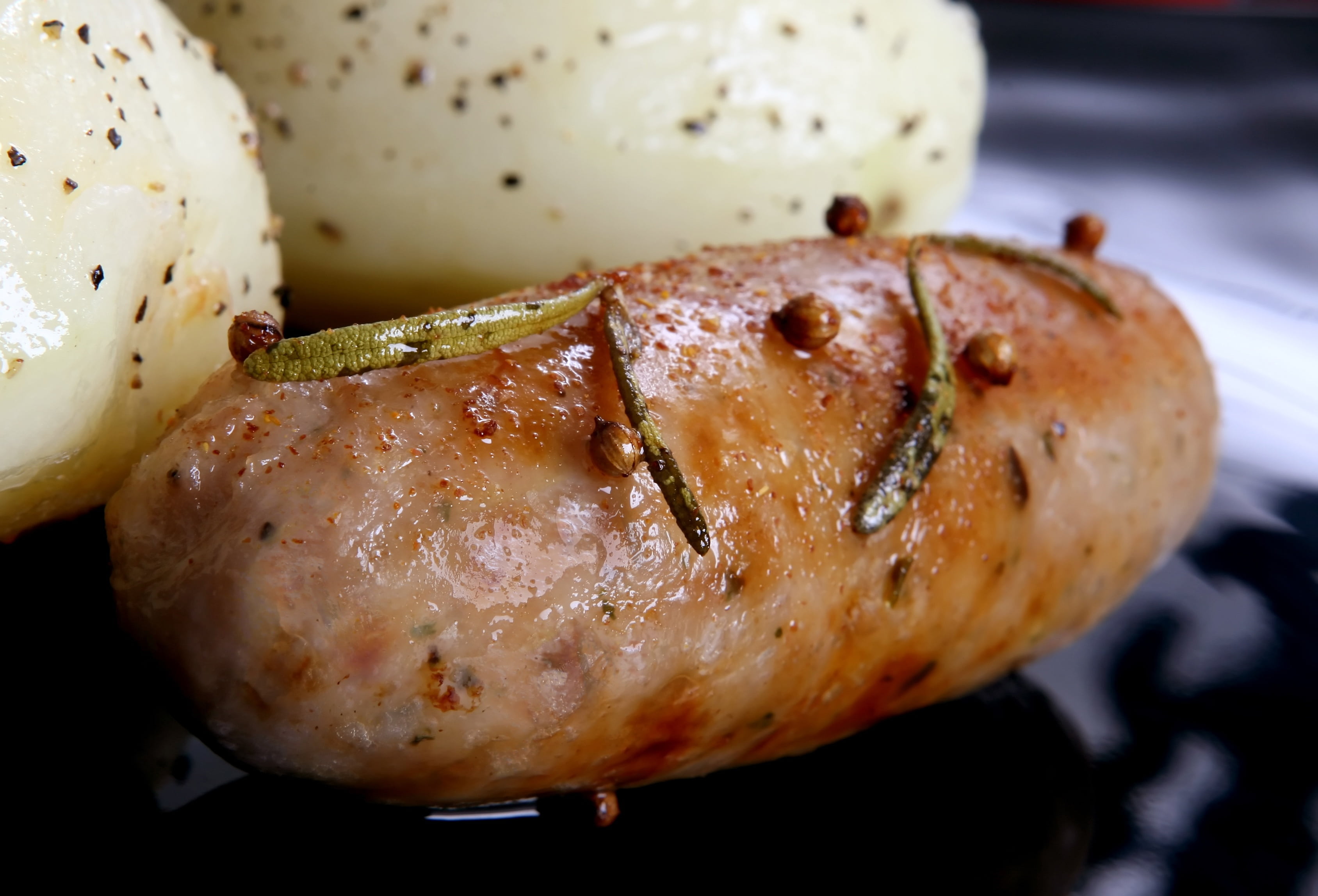 roast chicken, selective focus, reflection, restaurant, healthy, black, brats, food and drink, herbs, health, isolated, close-up, grilled, breakfast, diet, HD Wallpaper