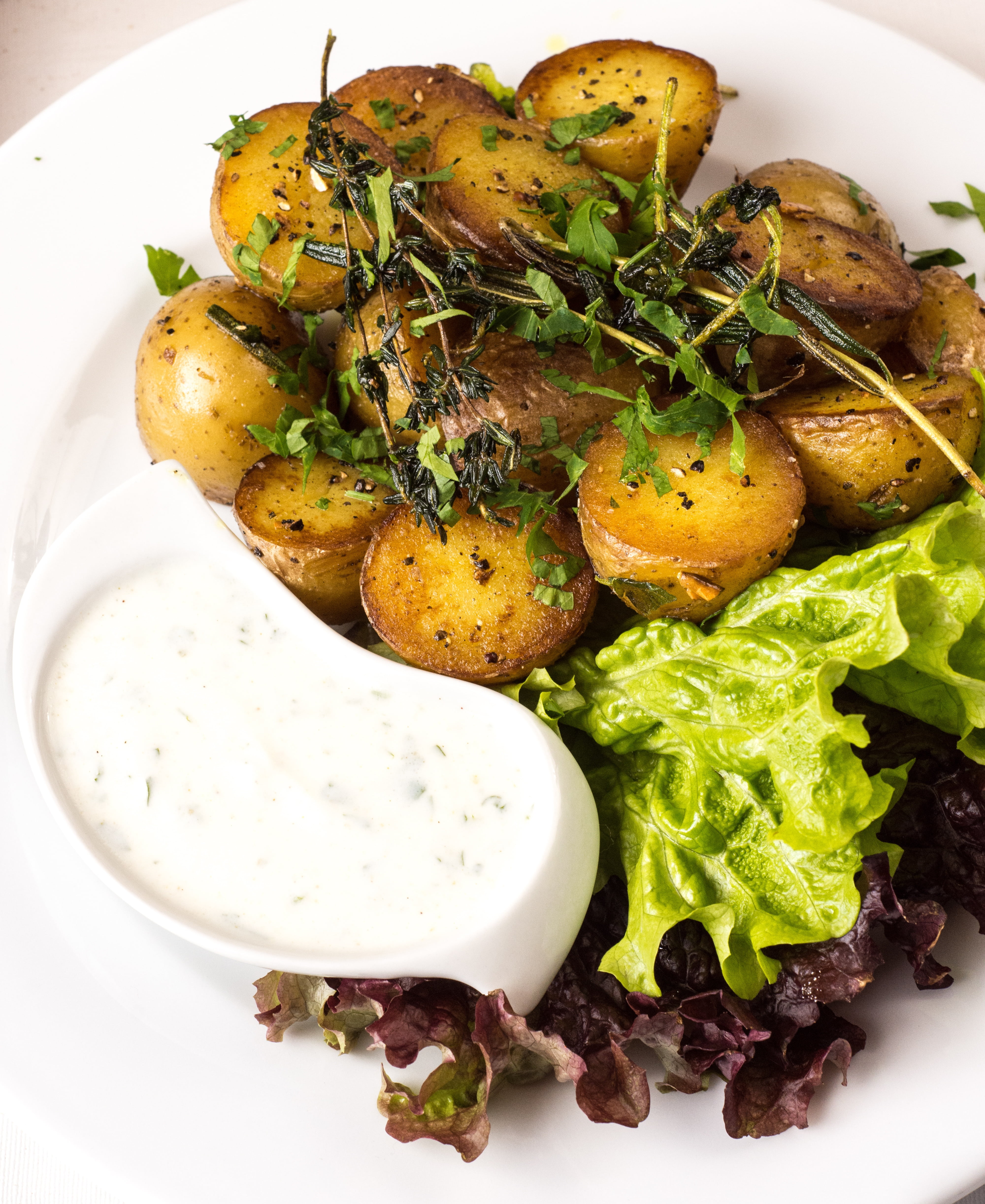 plate, appetizer, ready-to-eat, lunch, still life, serving size, hot, close-up, delicious, roasted, dinner, healthy, gourmet, vegetarian food, garlick sauce, Phone HD Wallpaper