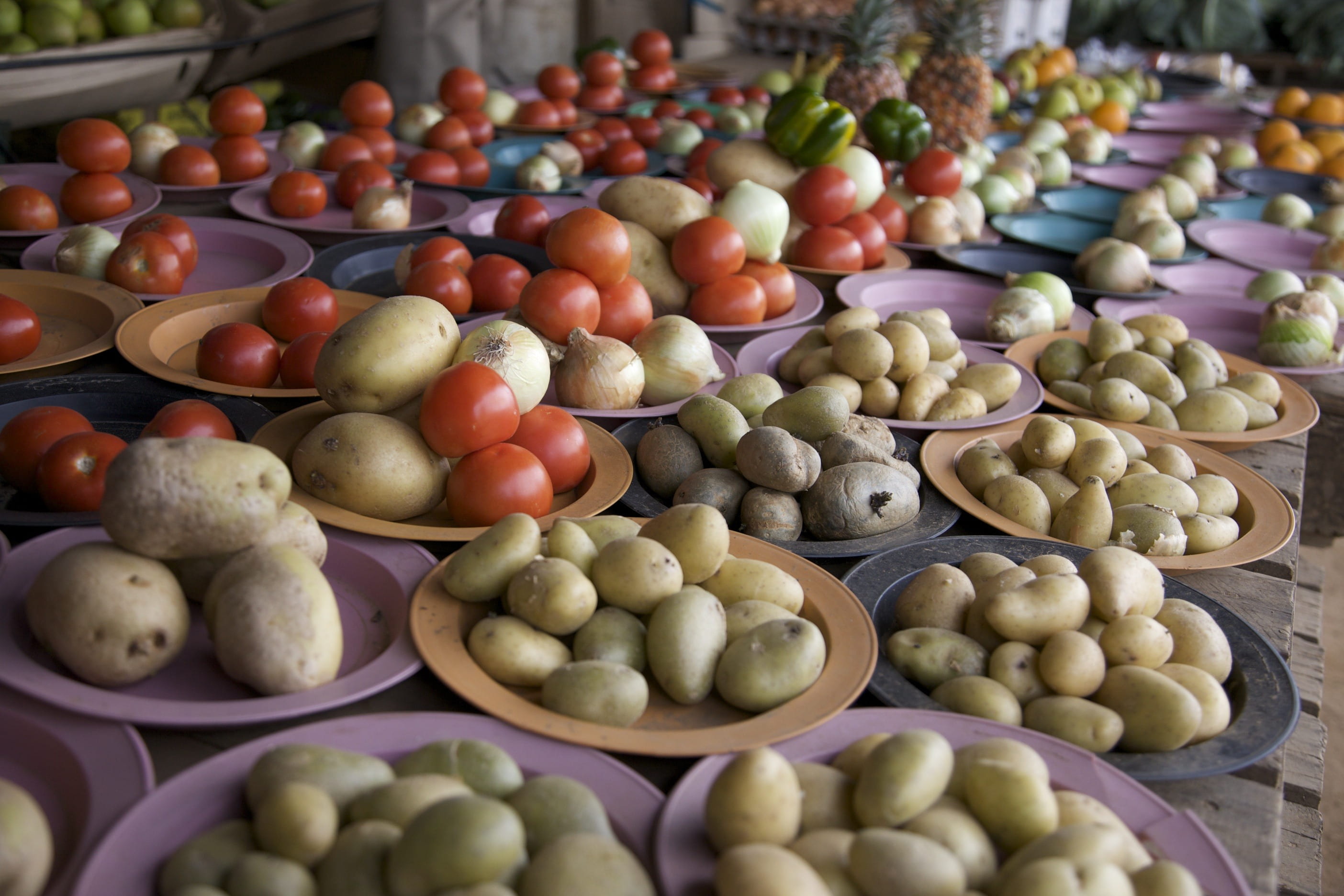 healthy eating, arrangement, potatoes, still life, tomatoes, for sale, market stall, day, sale, 2K, abundance, fruit, variation, choice, onions, freshness, HD Wallpaper