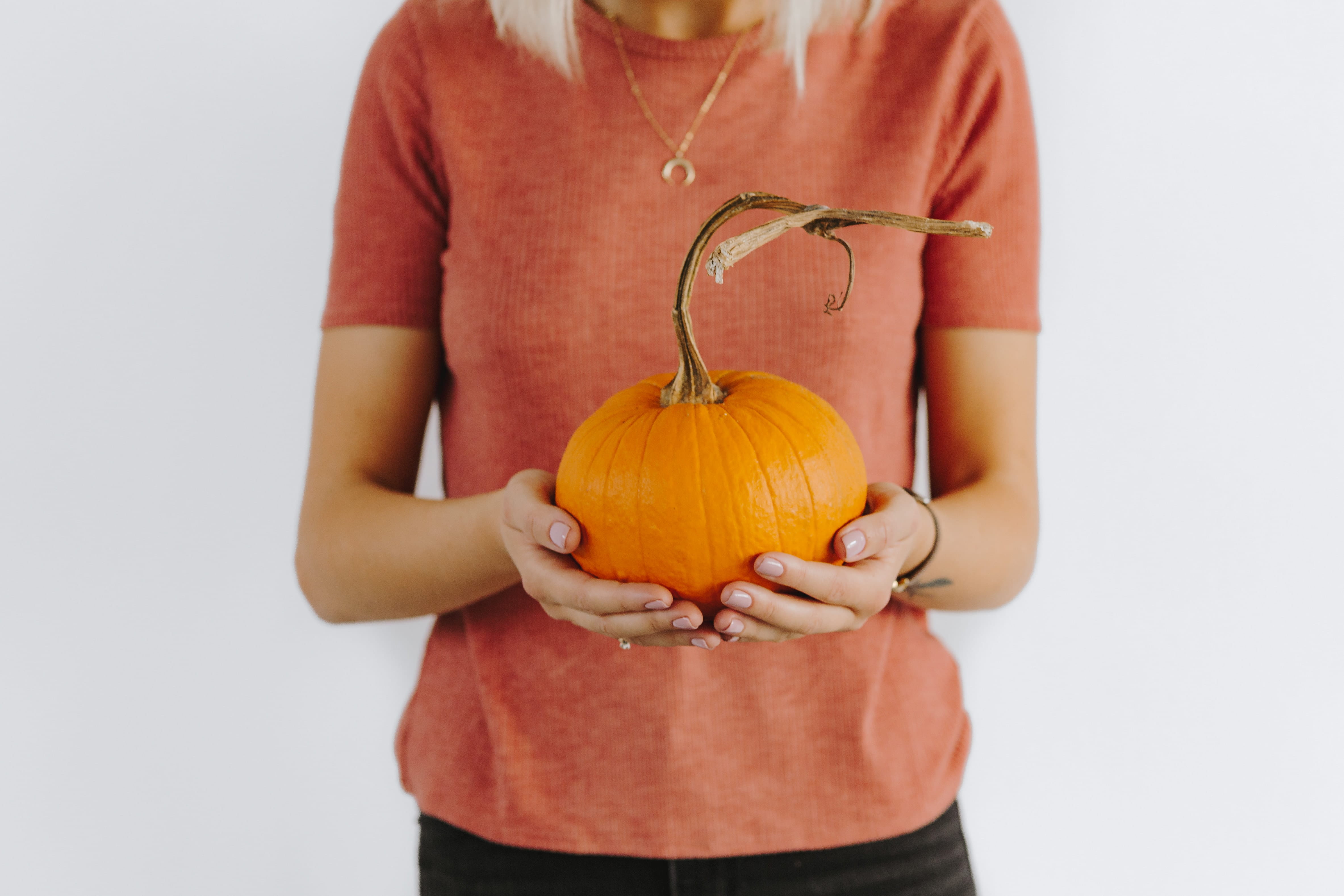 casual clothing, jack o lantern, food and drink, female, women, food, yellow, front view, fall, orange, child, sweater, midsection, pumpkin, 4K, celebration, HD Wallpaper