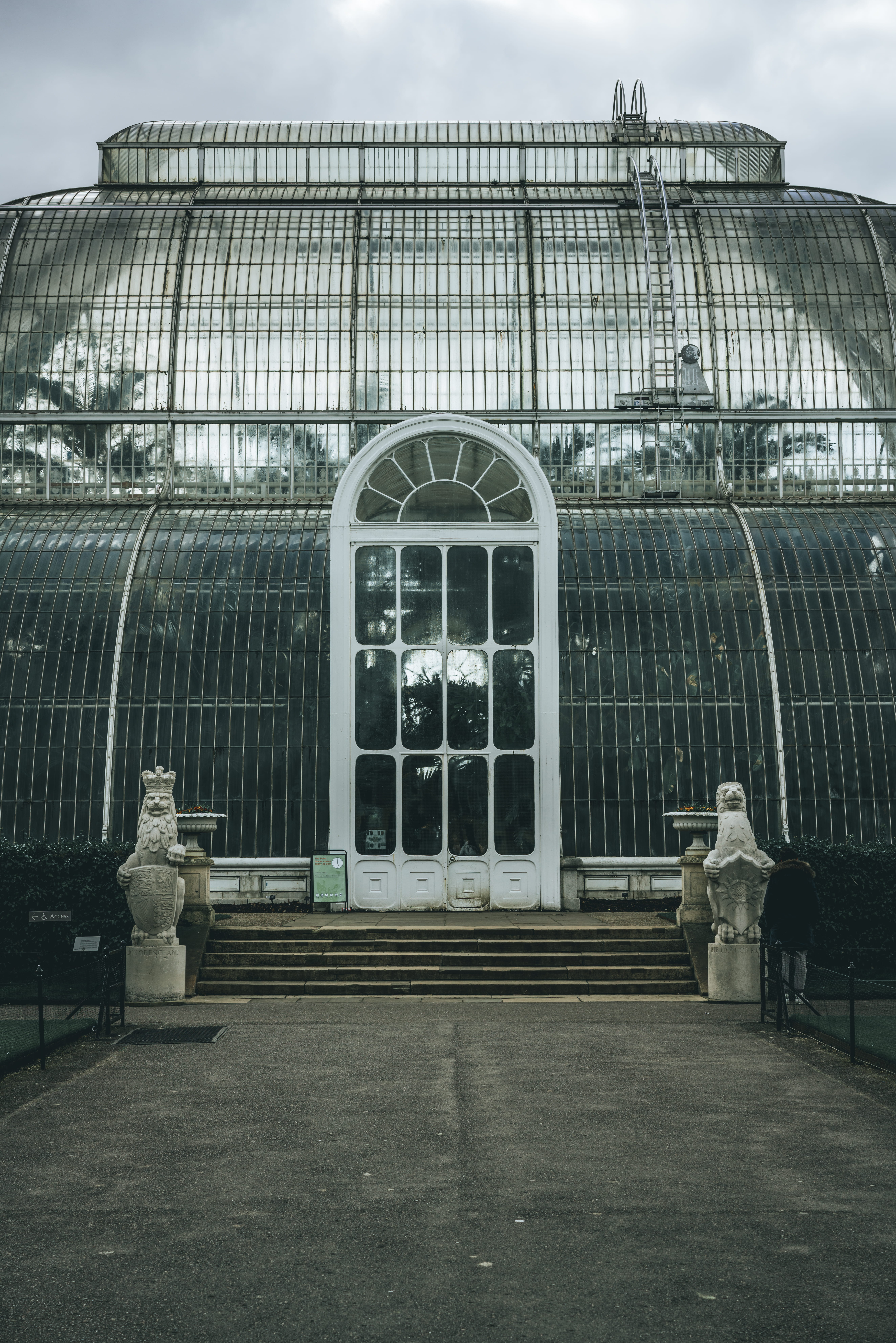 male likeness, green, building, white, botanical, building exterior, outdoors, asphalt, the past, entrance, richmond, light, kew garden, gate, day, 8K, Phone HD Wallpaper