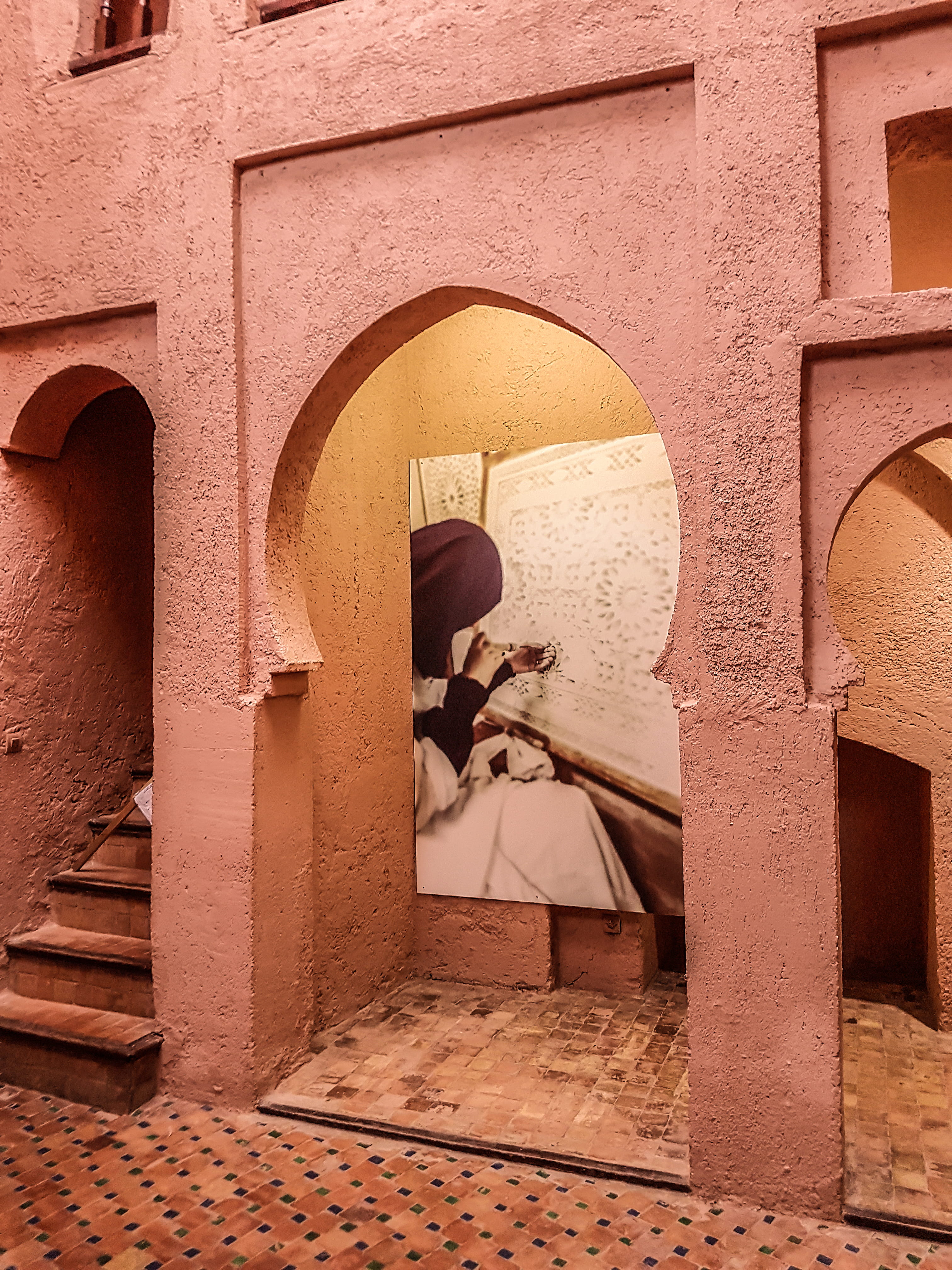 brick, religion, real people, women, lifestyles, entrance, leisure activity, red, door, 4K, arched, my morocco, old medina, architecture, clothing, wall, Phone HD Wallpaper