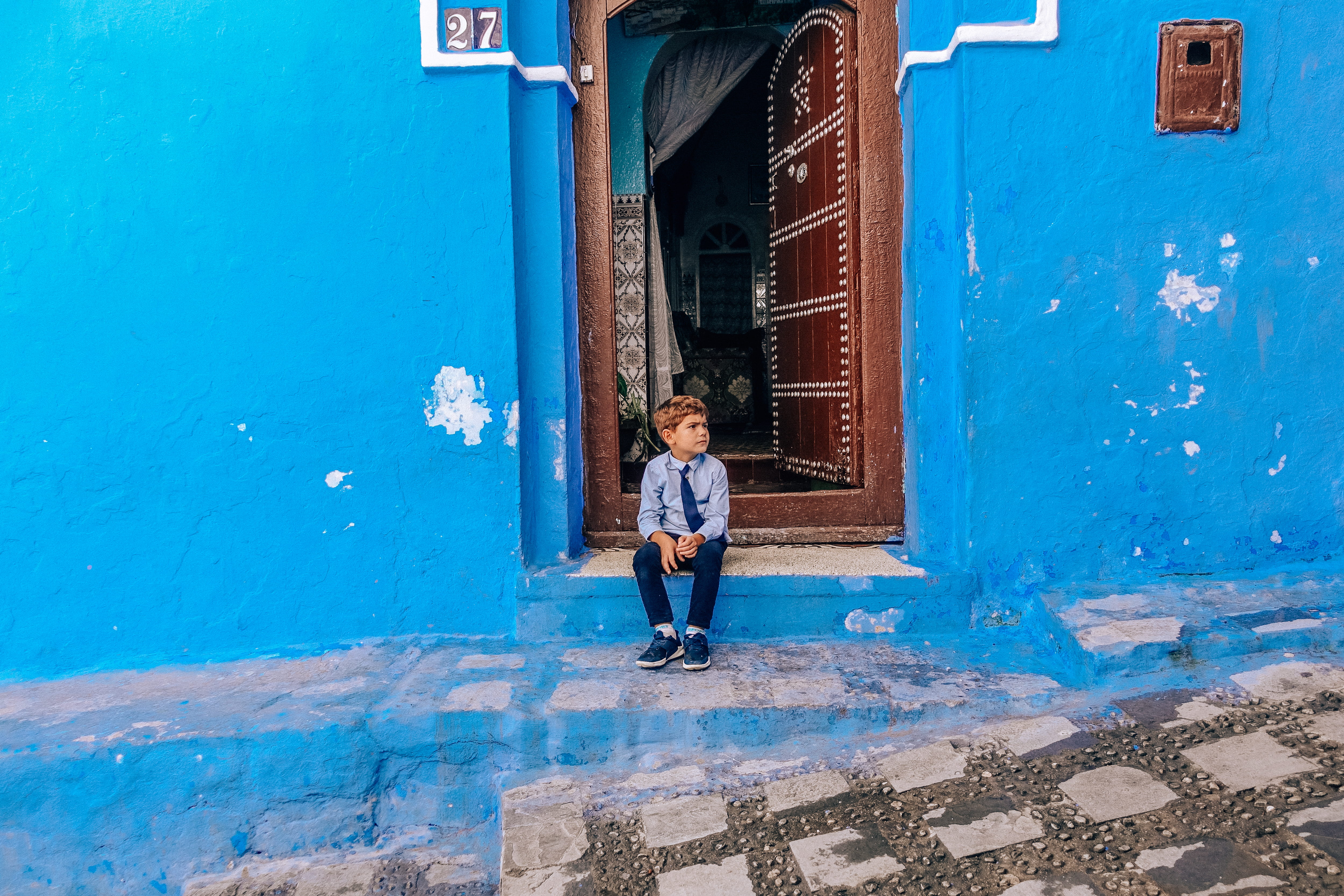 child, 4K, sitting, boy, floor, one person, door, architecture, blue, built structure, full length, leisure activity, morocco, leisure activities, young adult, HD Wallpaper
