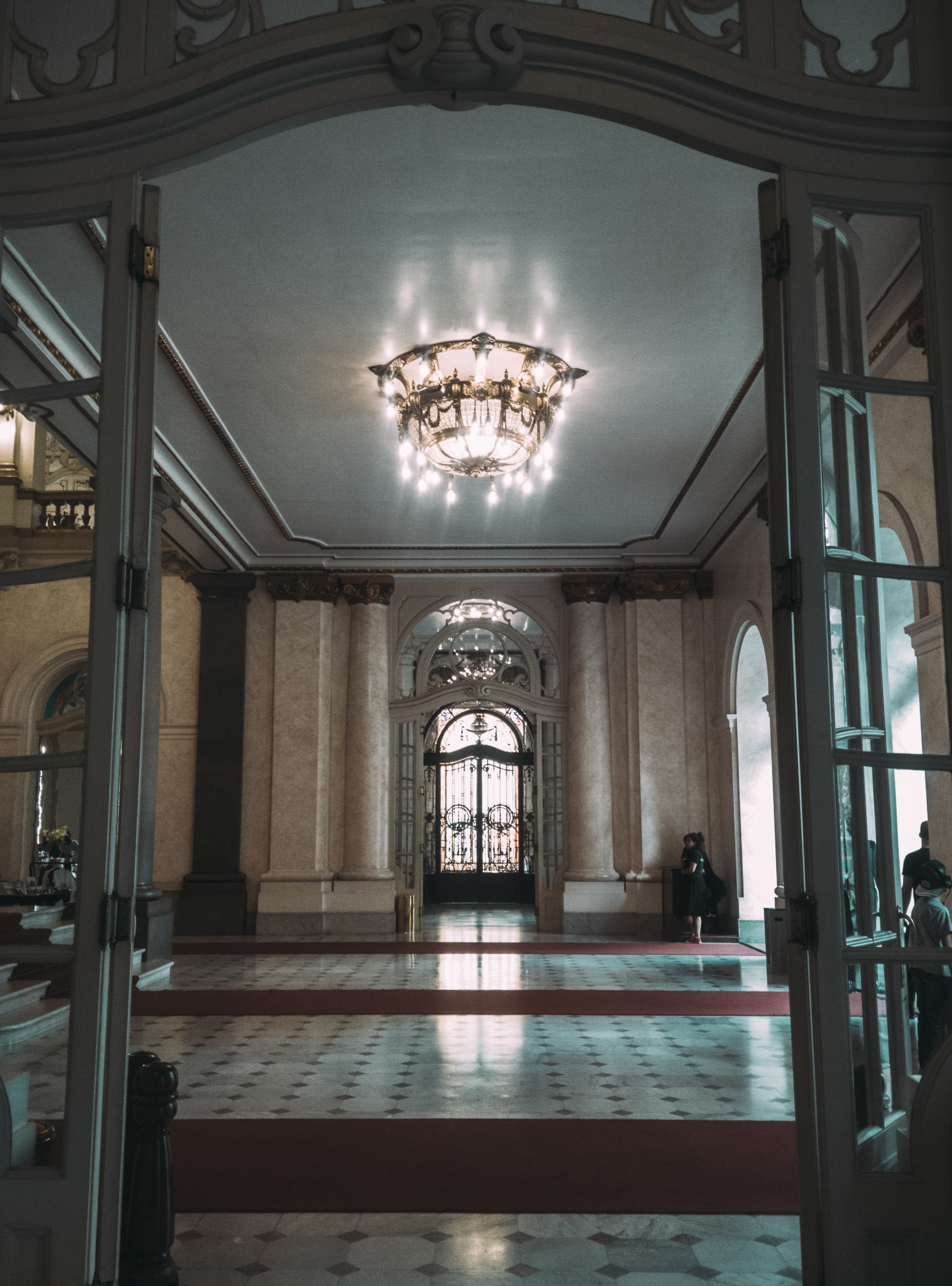 direction, light, flooring, room, place of worship, 4K, no people, window, lighting equipment, architectural column, steps, interior design, lounge, opera house, Phone HD Wallpaper
