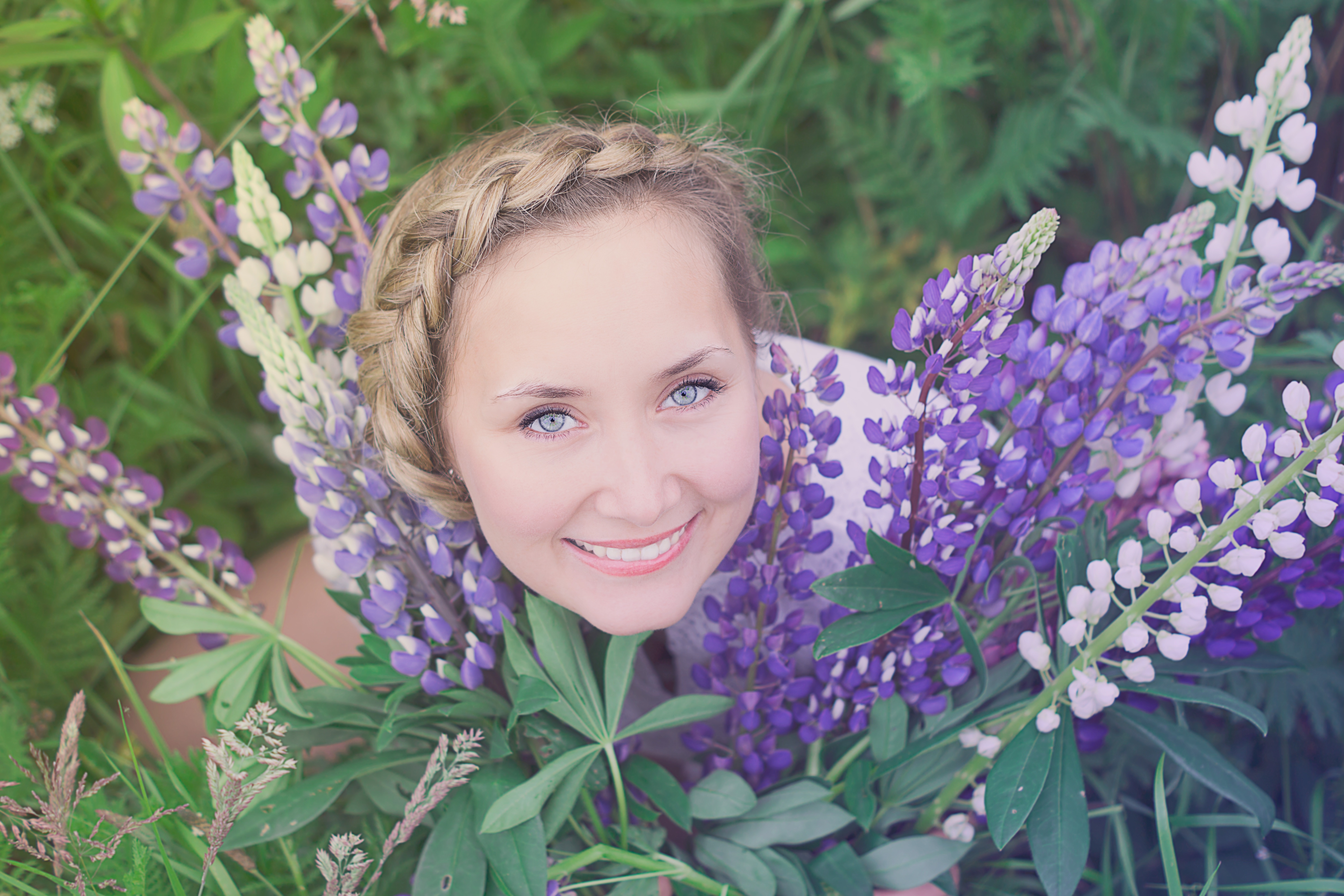 flowering plant, front view, white, bouquet, nature, beautiful woman, woman, springtime, blue, green, violet, women, happiness, natural, hair, leisure activity, HD Wallpaper