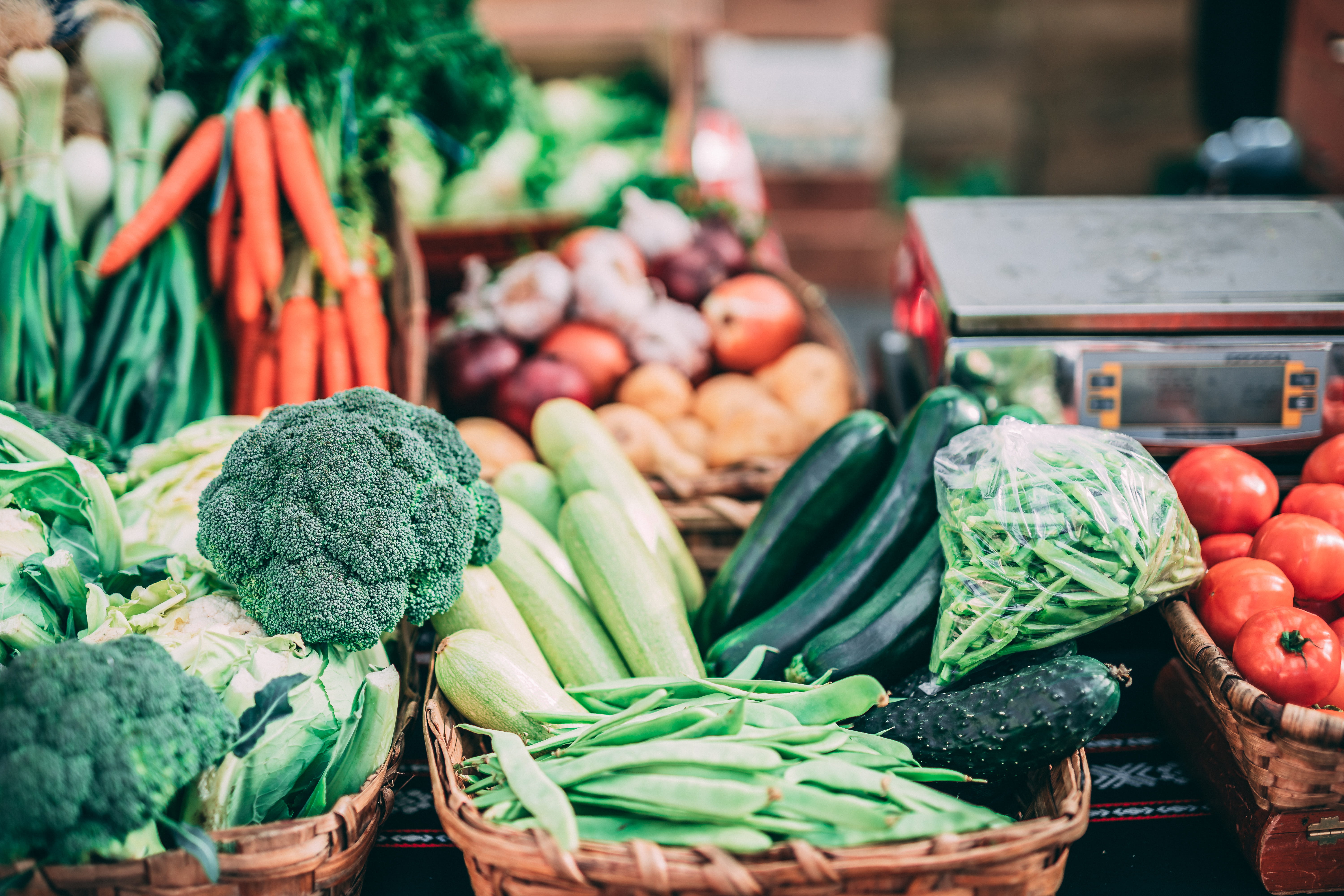 common beet, large group of objects, carrot, green, raw food, food, market, retail display, business, wellbeing, plant, cauliflower, healthy eating, squash, HD Wallpaper