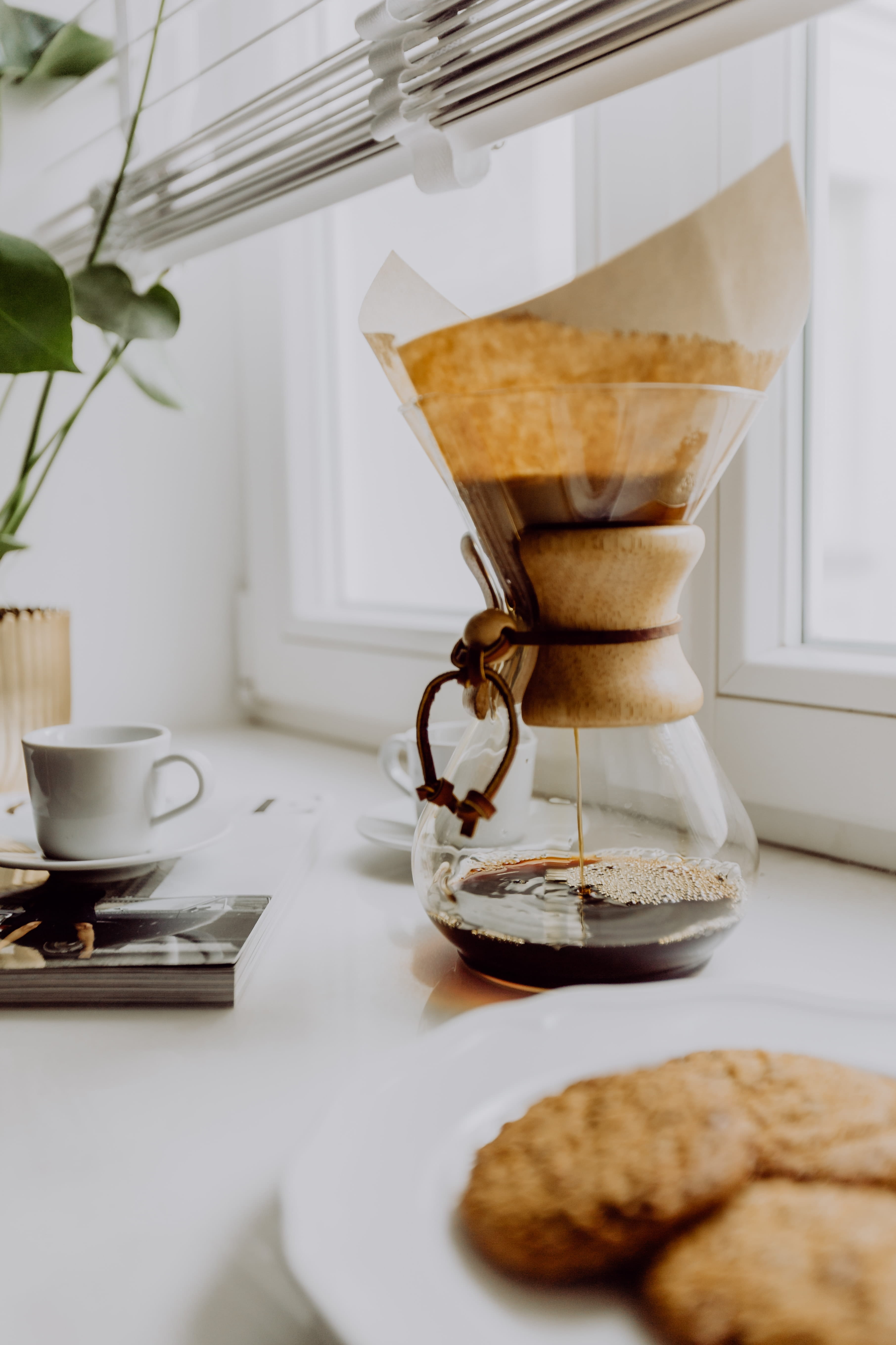 brewing, cookies, coffeemaker, kitchen utensil, close-up, saucer, freshness, domestic room, coffee pot, drink, still life, mug, household equipment, chemex, Phone HD Wallpaper
