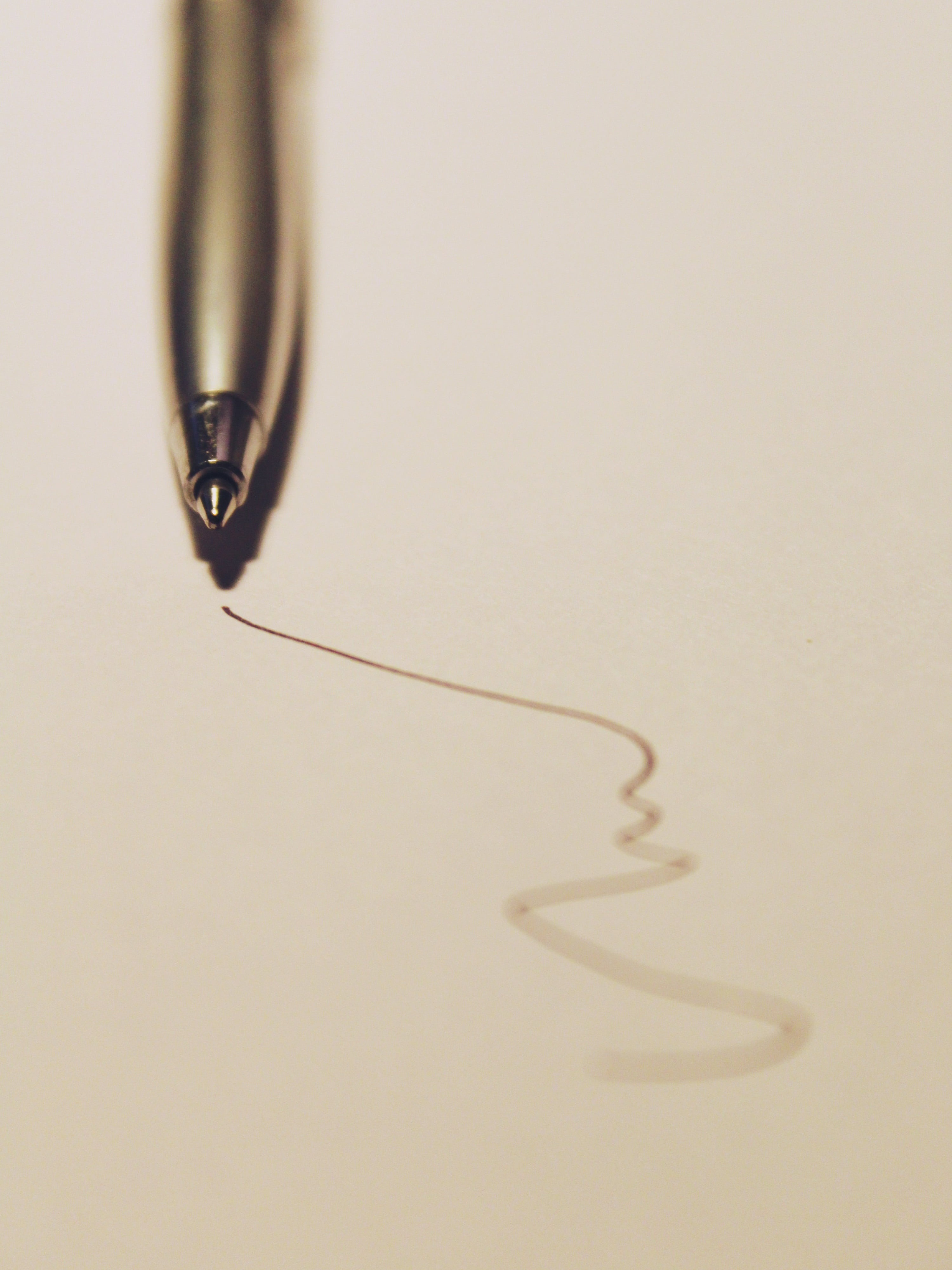 stroke, day, copy space, close-up, string, shadow, pendant, jewelry, 4K, selective focus, stationery, water, macro, personal accessory, office accessories, Phone HD Wallpaper