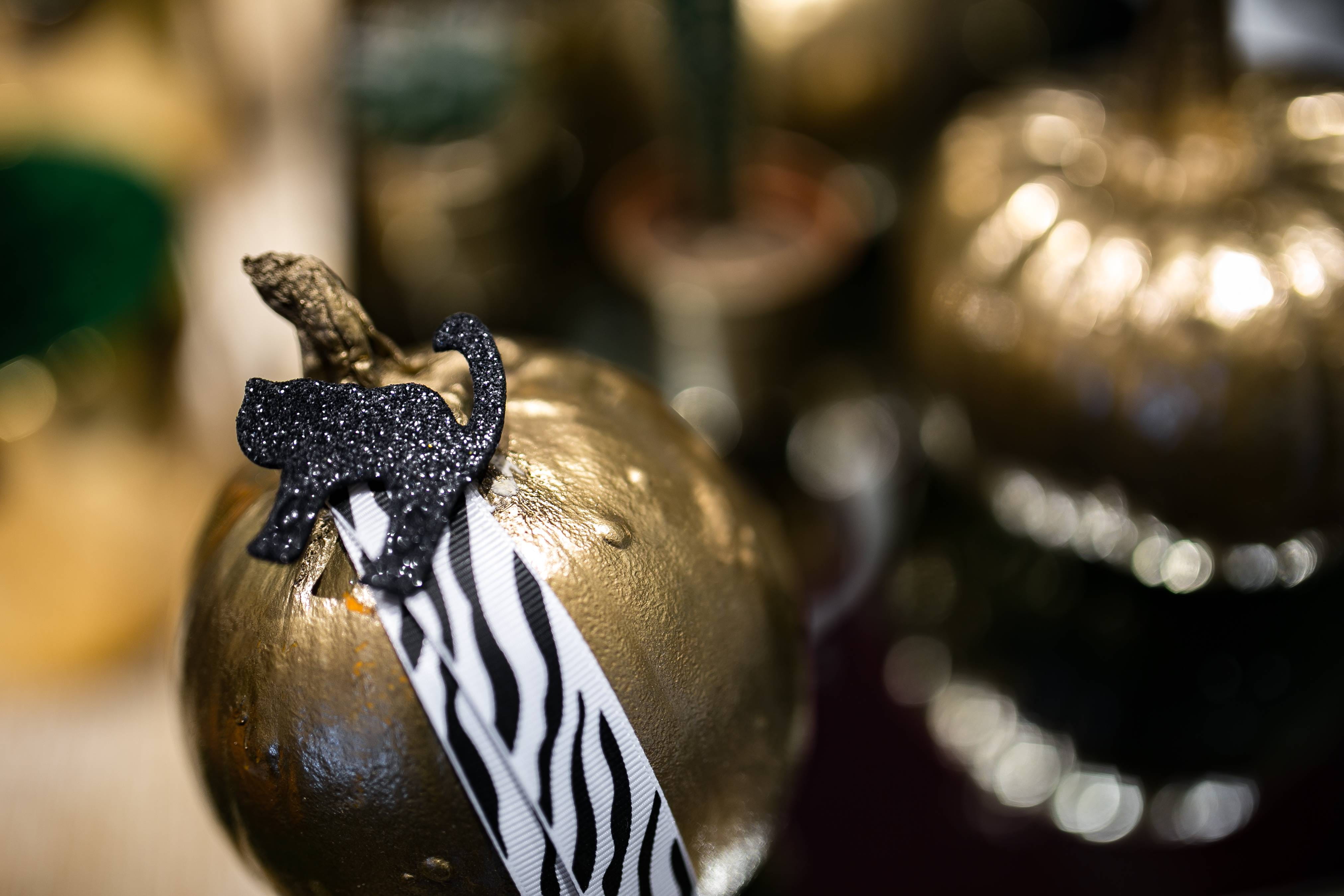 ornamental, animal wing, no people, ornate, animal body part, decoration, souvenir, baubles, gold, animal wildlife, cactuses, Golden, invertebrate, close-up, HD Wallpaper