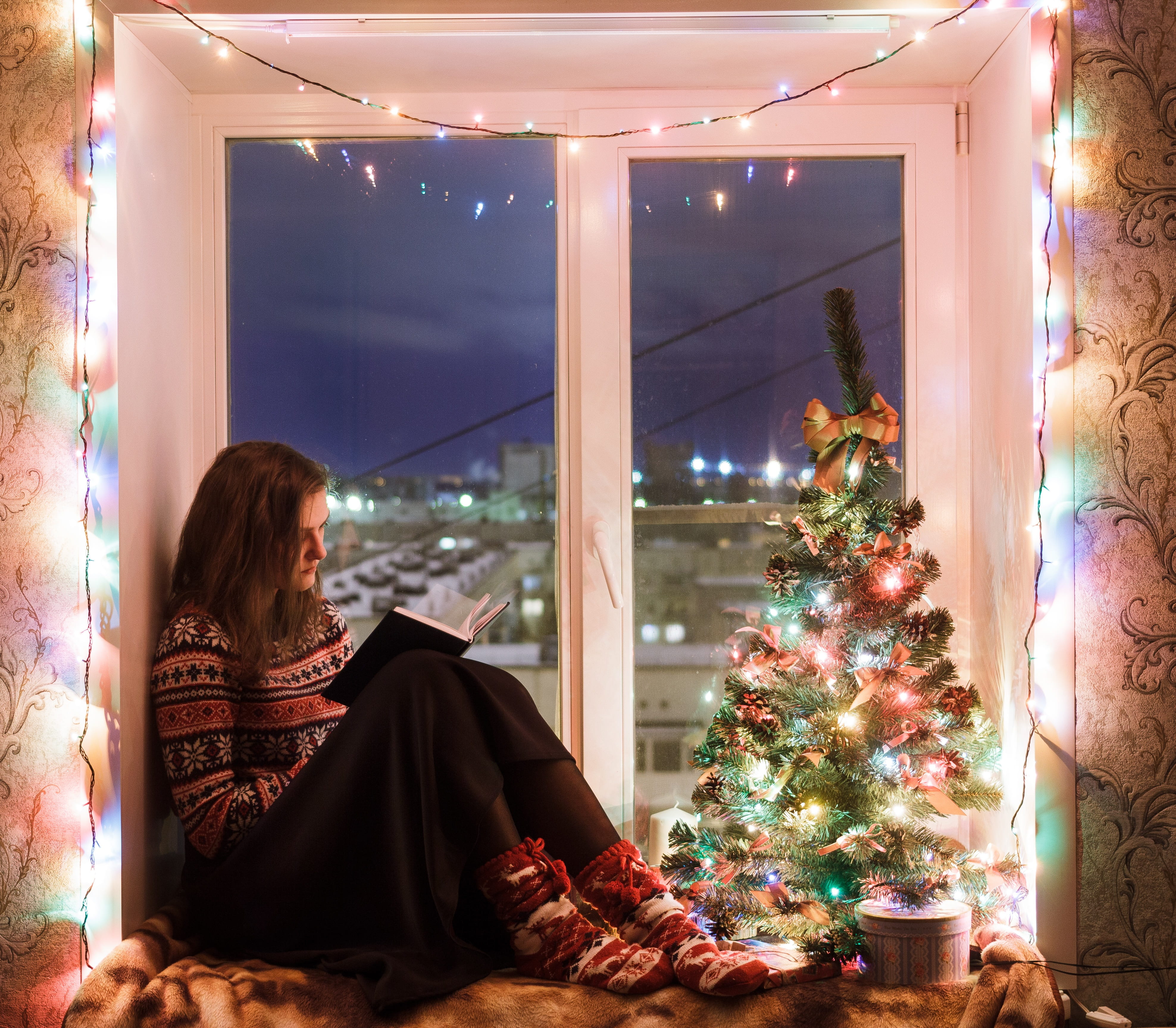 wooden, glass, comfort, indoors, pane, milota, swag, reading, 4K, plant, adult, tree, lights, one person, christmas decoration, celebration, socks, decoration, HD Wallpaper