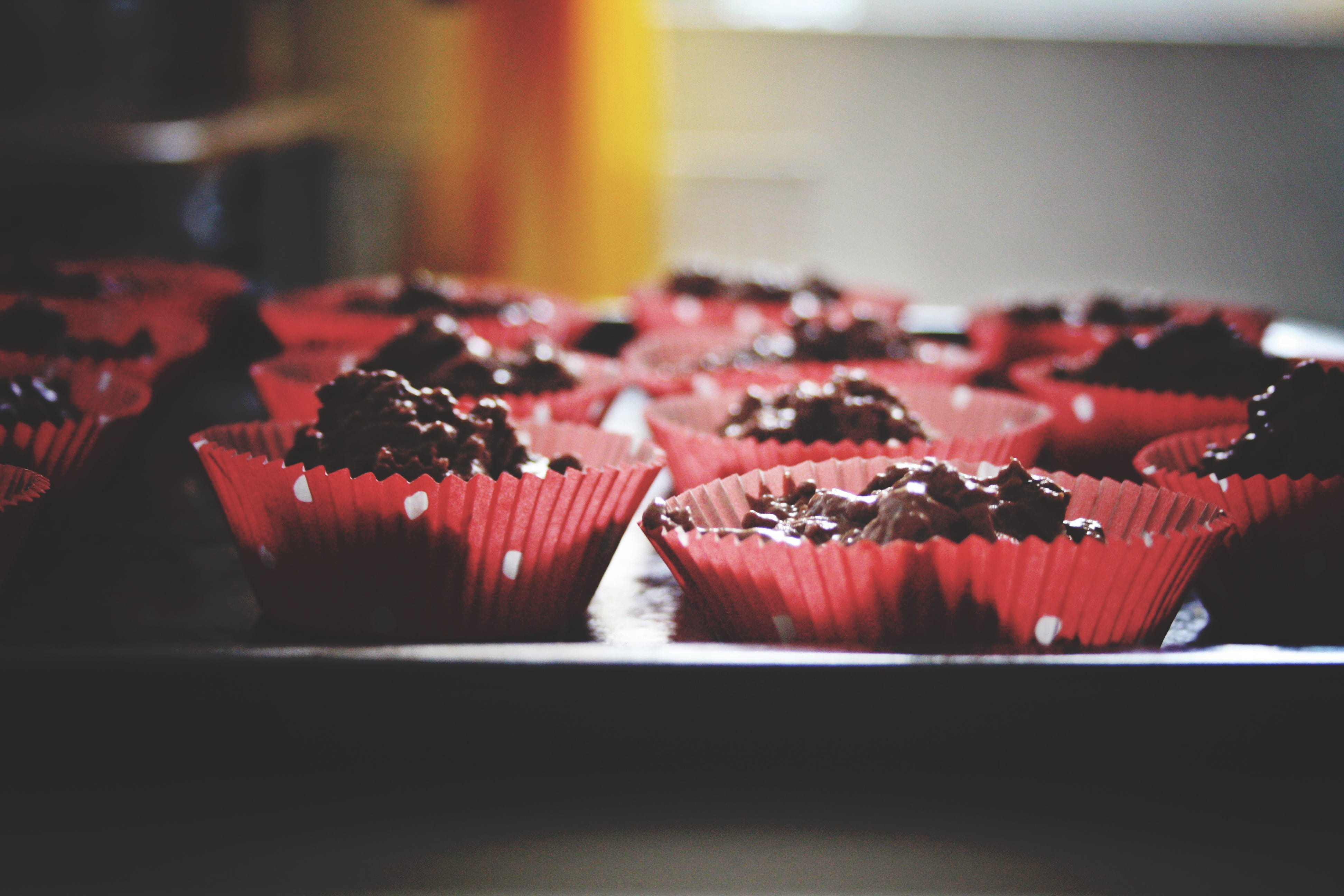 food and drink, tray, cupcake, selective focus, still life, no people, bakery, focus on foreground, muffin, bake, indoors, close-up, 4K, coffee party, HD Wallpaper