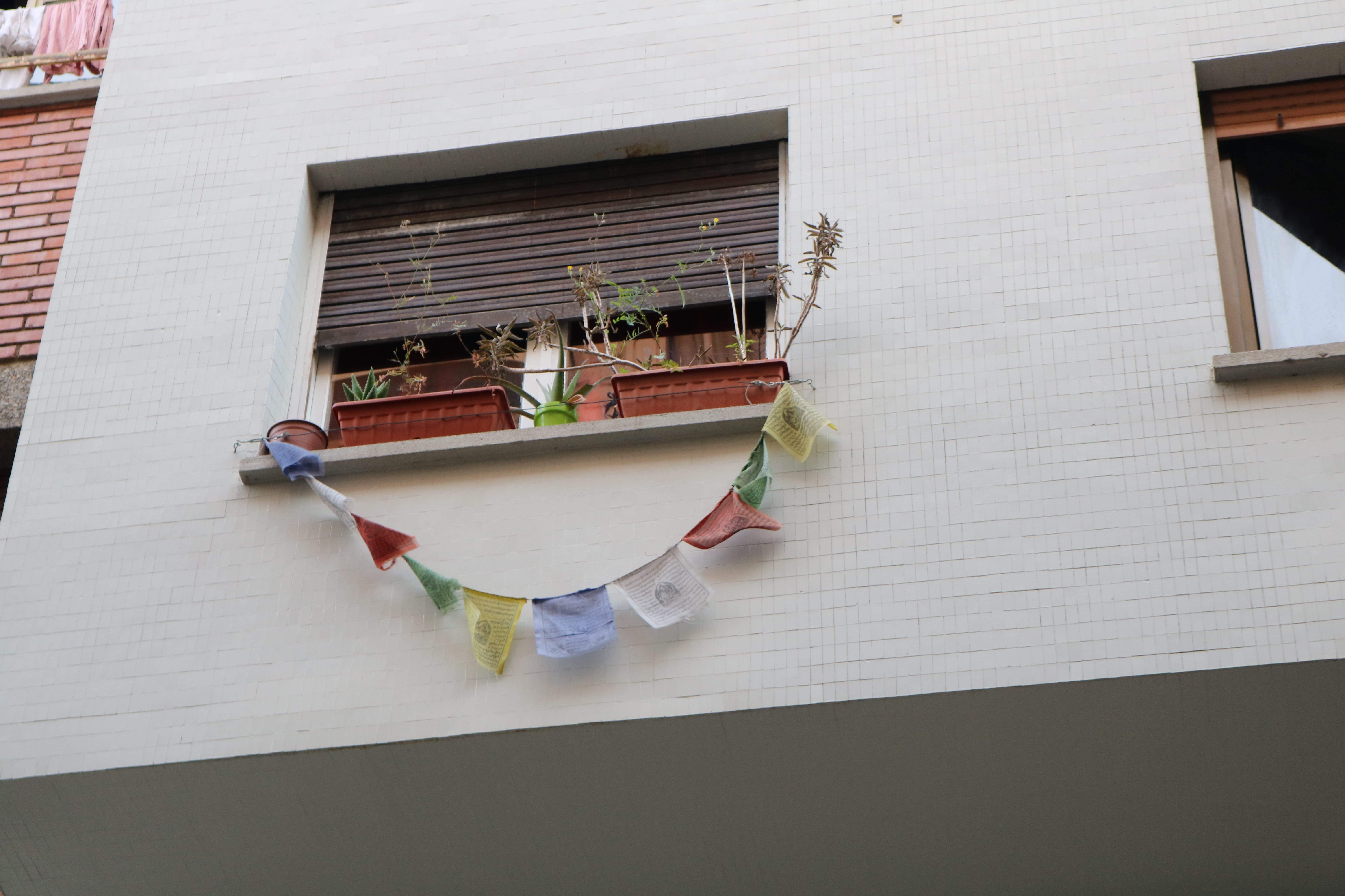 architecture, 5K, windowsill, latin, wall - building feature, day, glass - material, clothing, house, banner, laundry, hanging, nature, cleaning, building, HD Wallpaper