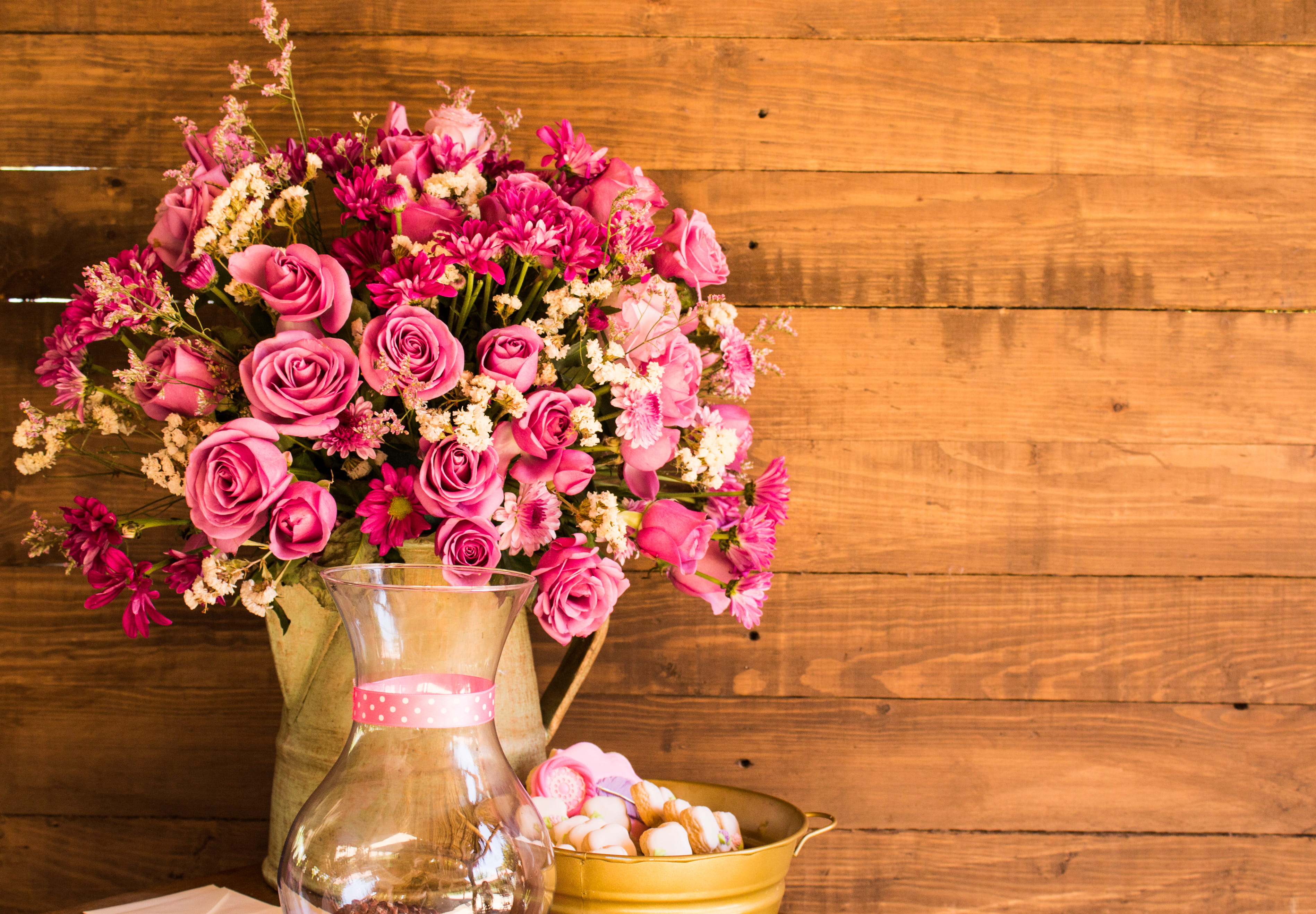flower, table, no people, vulnerability, container, 2K, background, freshness, flower arrangement, flower head, roses, rose, nature, bunch of flowers, HD Wallpaper