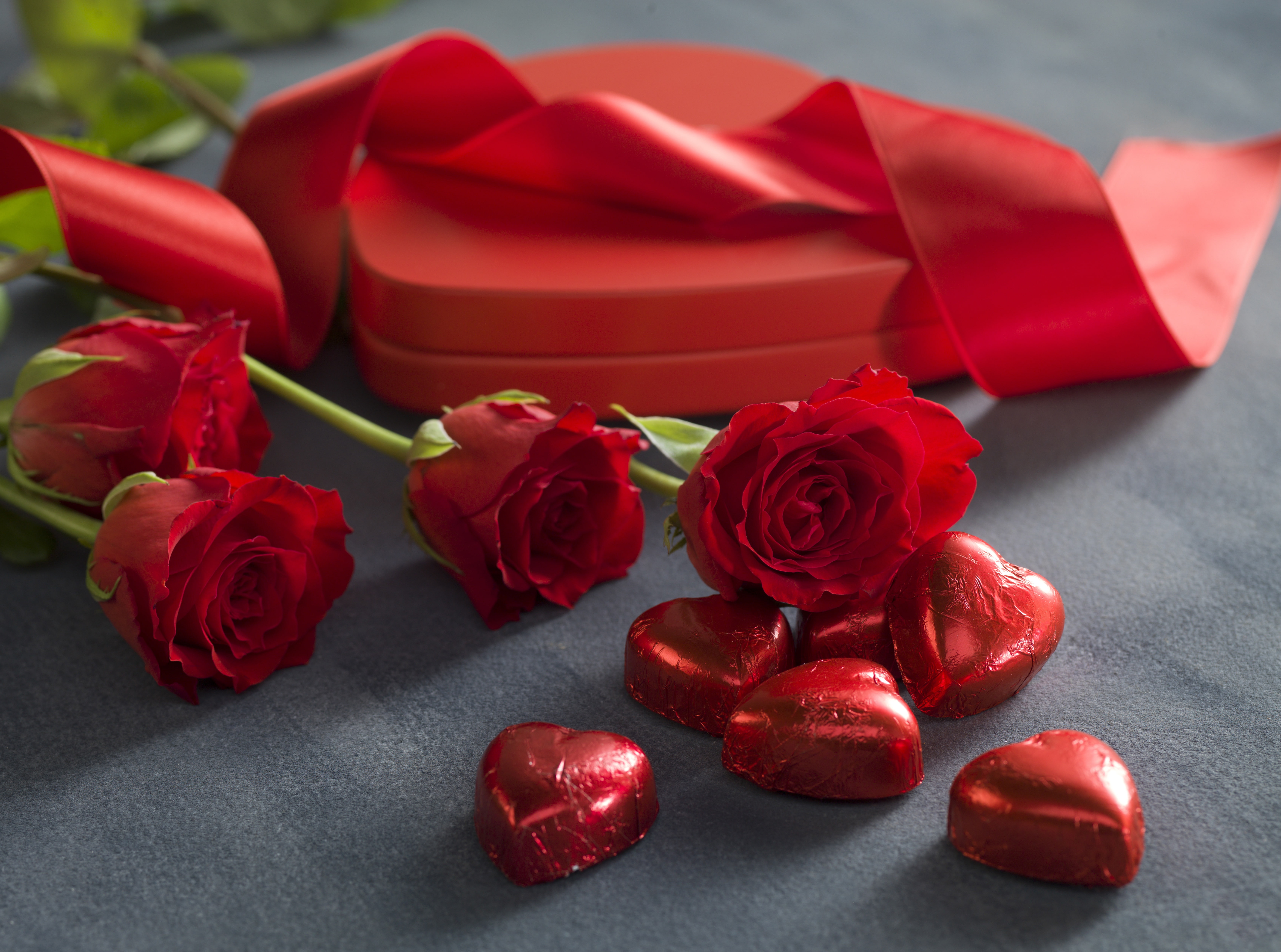 hearts, valentine`s day, gift, chocolate, 5K, romantic, roses, red roses, red, candy, love, heart, HD Wallpaper