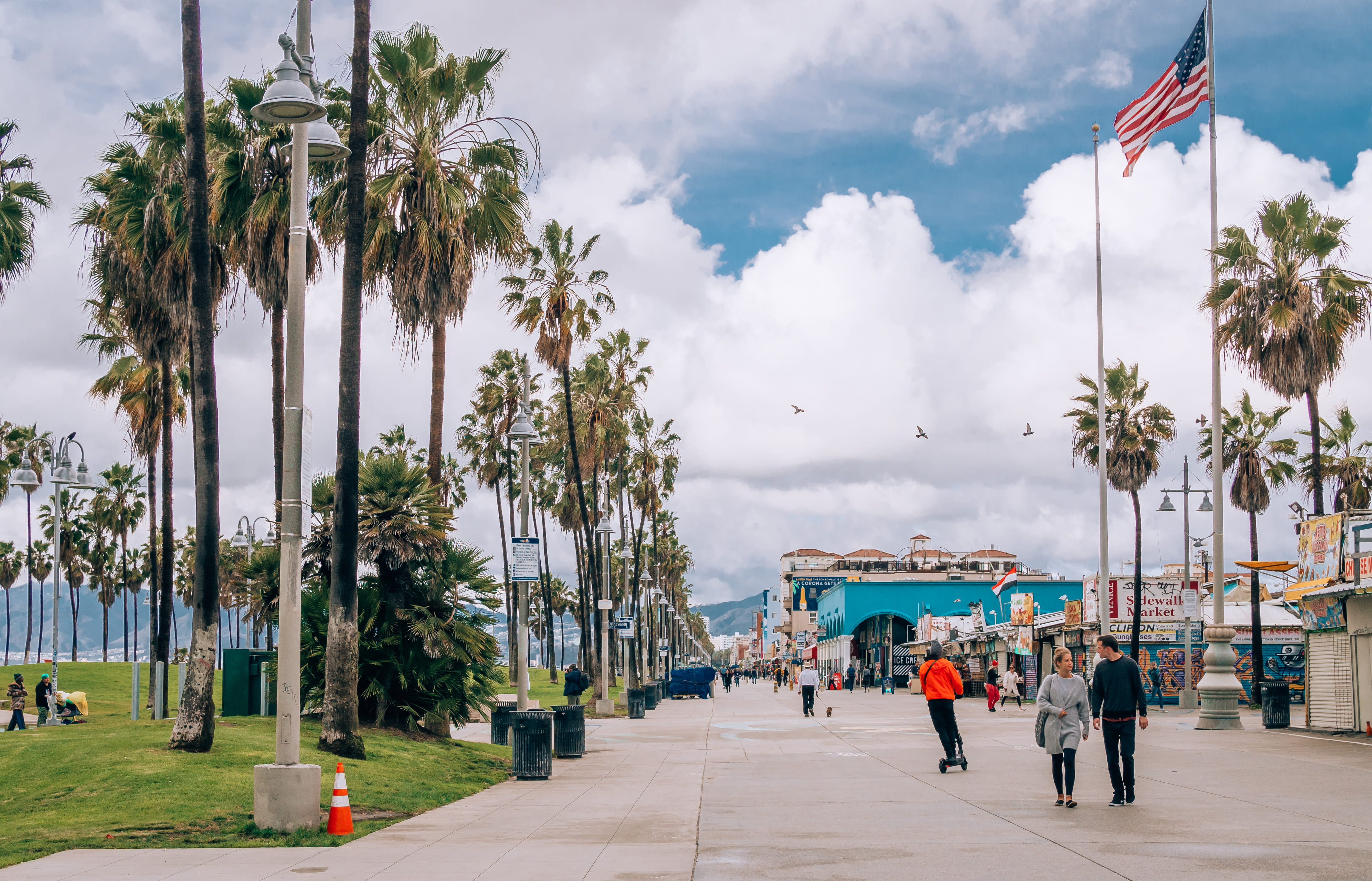 architecture, lifestyles, pedestrian, downtown, outdoors, human, real people, crowd, city, group of people, 4K, treelined, building exterior, symbol, santa monica boardwalk, HD Wallpaper