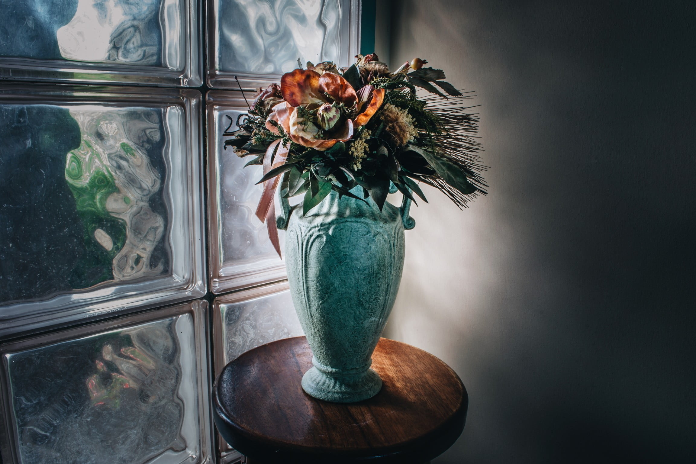 flower head, 1080P, vase, leaf, decoration, table, beauty in nature, bunch of flowers, freshness, flowering plant, plant, flower, flowers, window, glass - material, HD Wallpaper