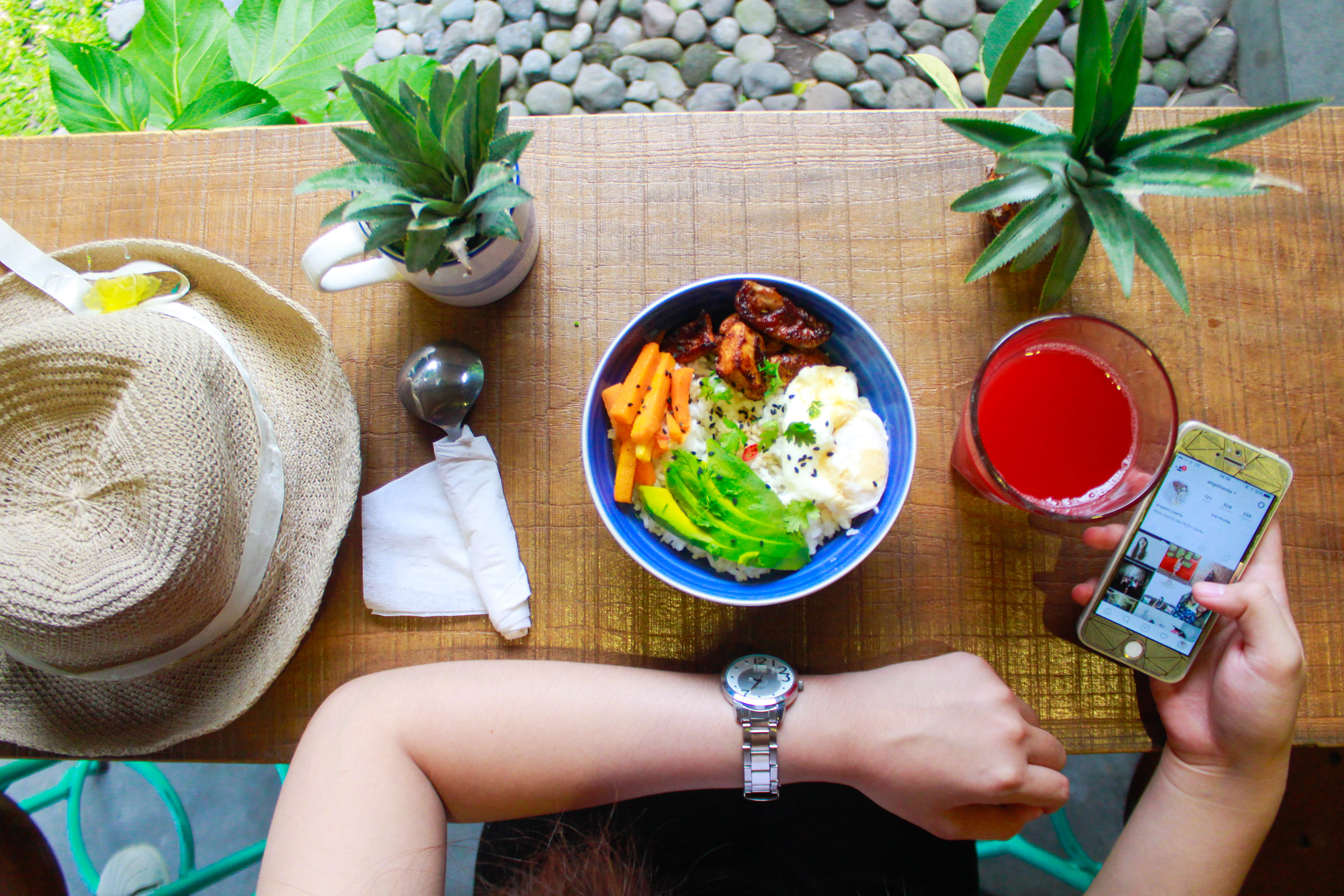 fruit juice, dinner, spoon, wood, lifestyles, human body part, cactus plant, bowl, hand, refreshment, eating, communication, human hand, food and drink, HD Wallpaper