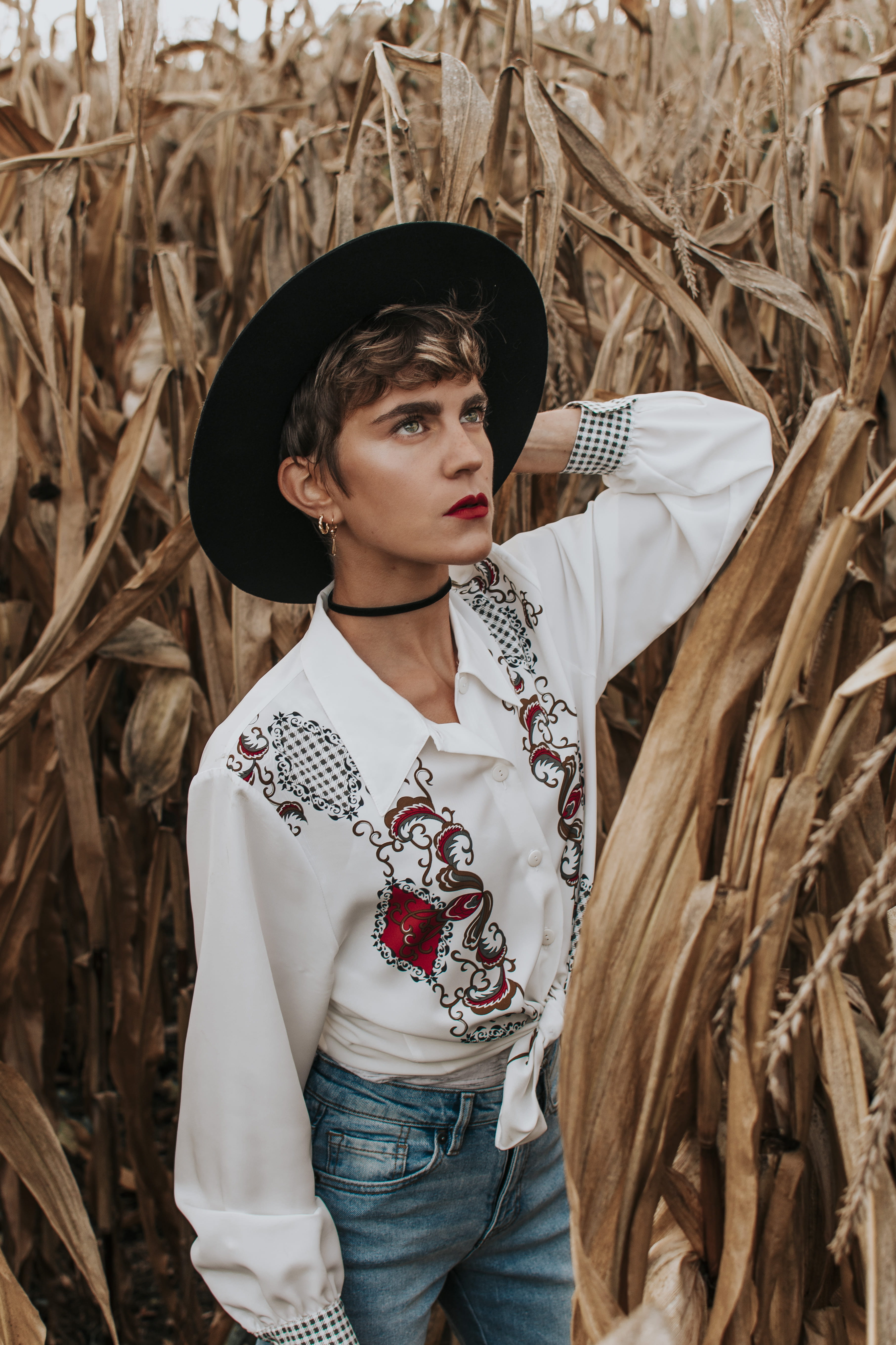 5K, shirt, human, young women, sleeve, three quarter length, real people, young men, contemplation, jeans, one person, lifestyles, beautiful woman, hat, Phone HD Wallpaper
