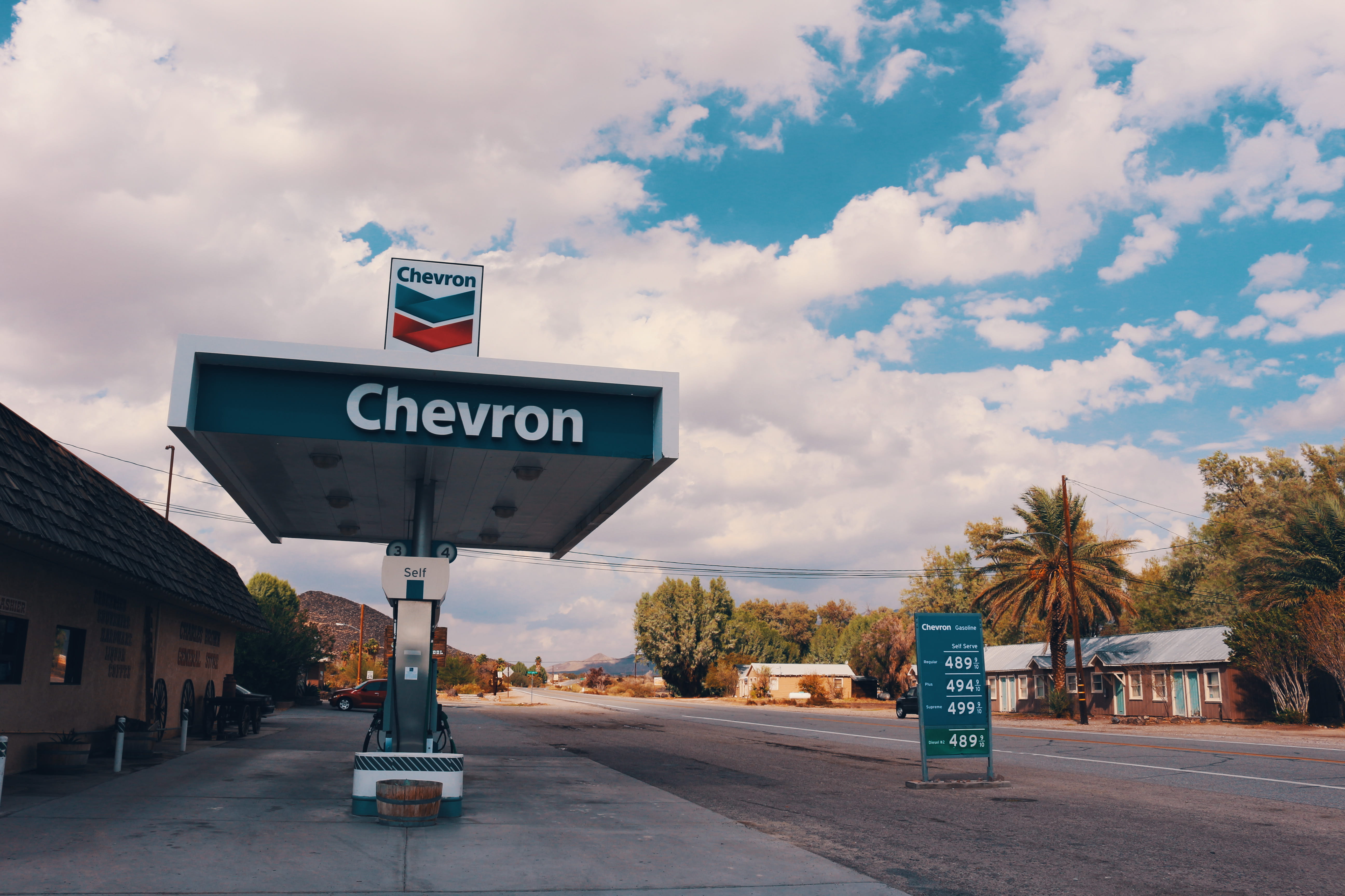 traffic, travel, trucks, usa, city, nature, trees, truck, road, sign, no people, house, cars, text, gasstation, sun, tree, direction, day, money, outdoors, HD Wallpaper