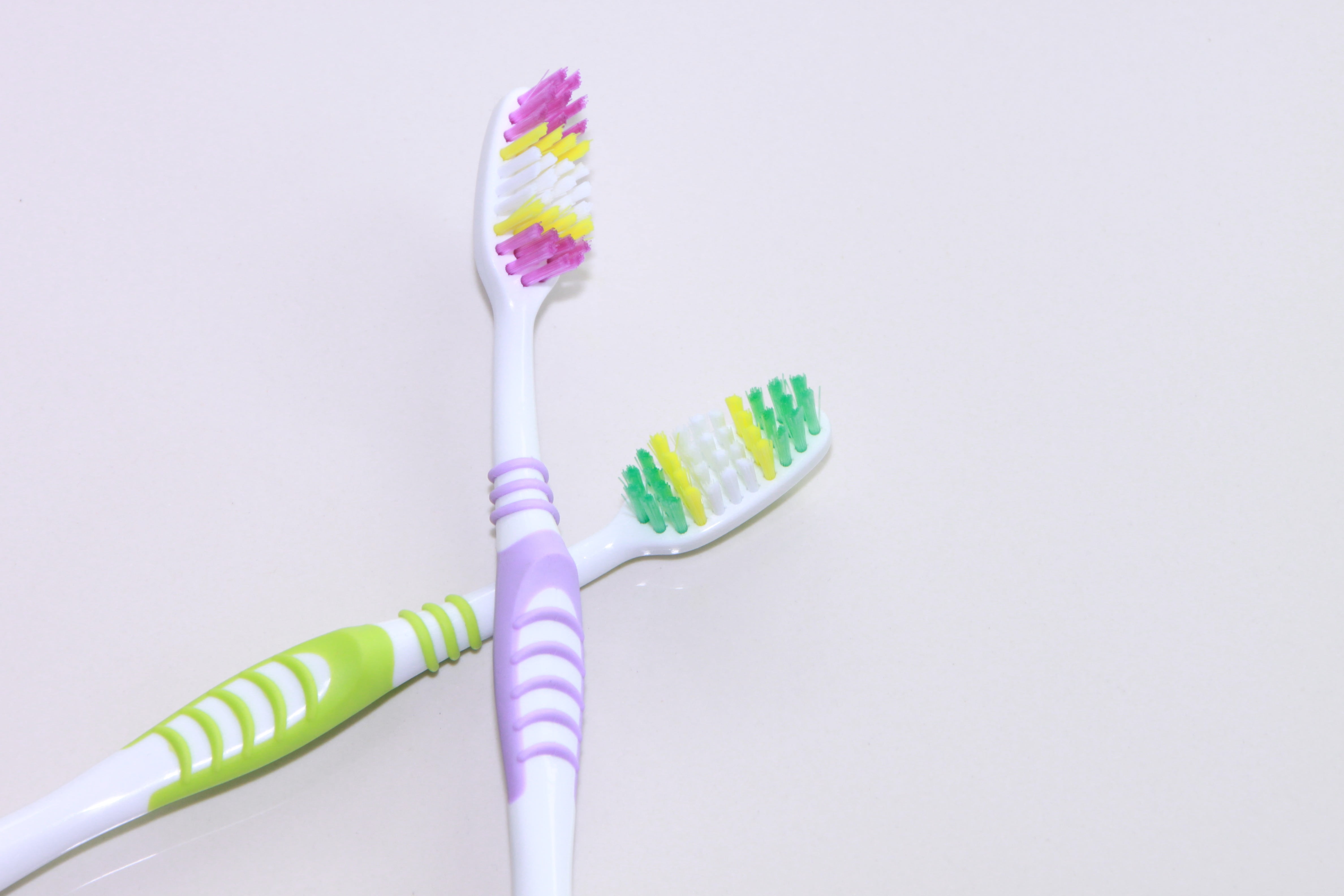 colgate, 4K, no people, two, purple, connection, white, cut out, copy space, pink color, colored, studio shot, teeth, close-up, plastic, toothbrush, technology, HD Wallpaper