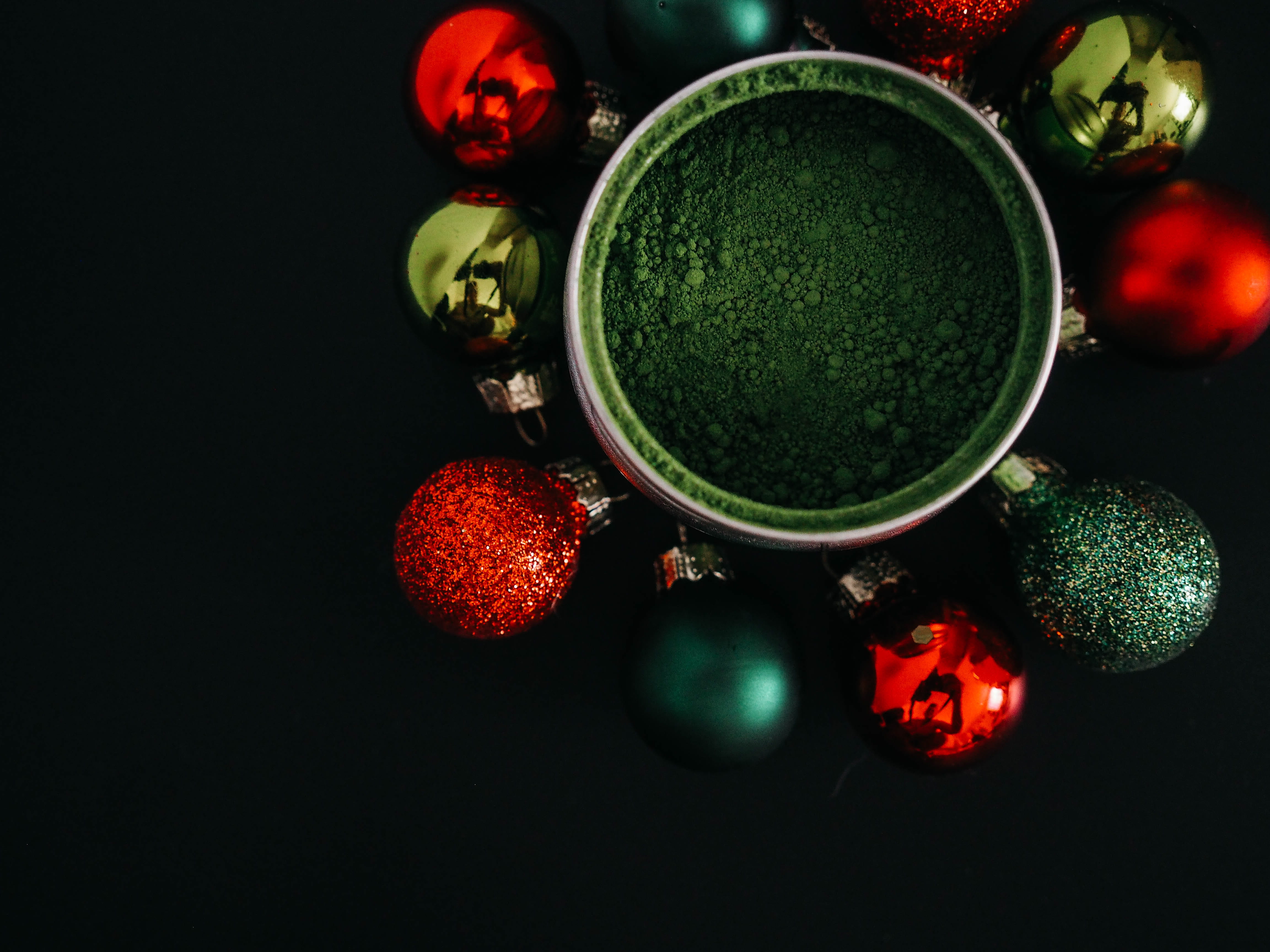 directly above, illuminated, food, round, 4K, food and drink, healthy eating, indoors, no people, assorted, studio shot, color, christmas decoration, ornaments, HD Wallpaper