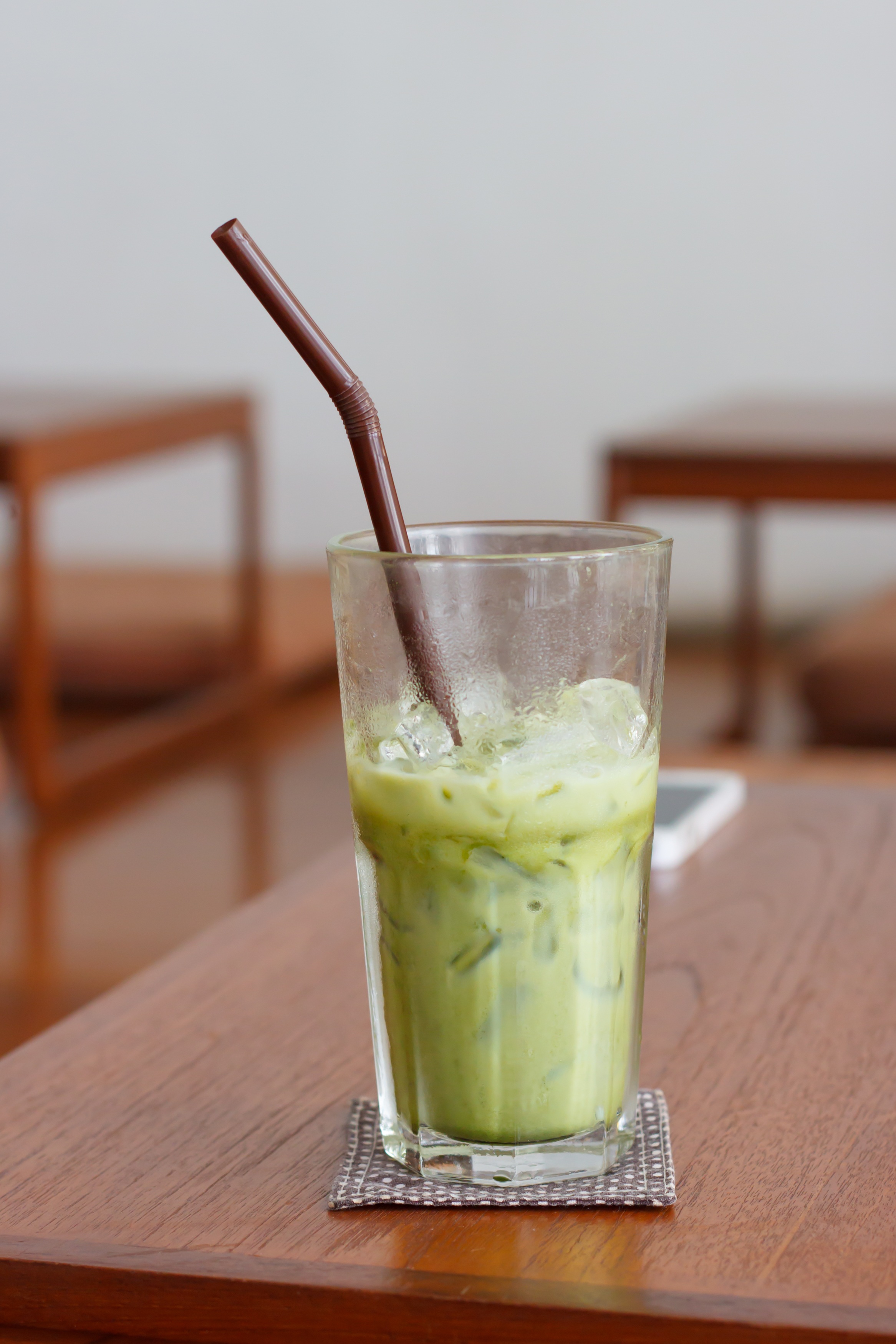 healthy, table, close-up, wellbeing, healthy eating, freshness, sugar, drinking straw, eat, green tea, fruit, cafe, ice, 2K, refreshment, straw, drinking glass, Phone HD Wallpaper