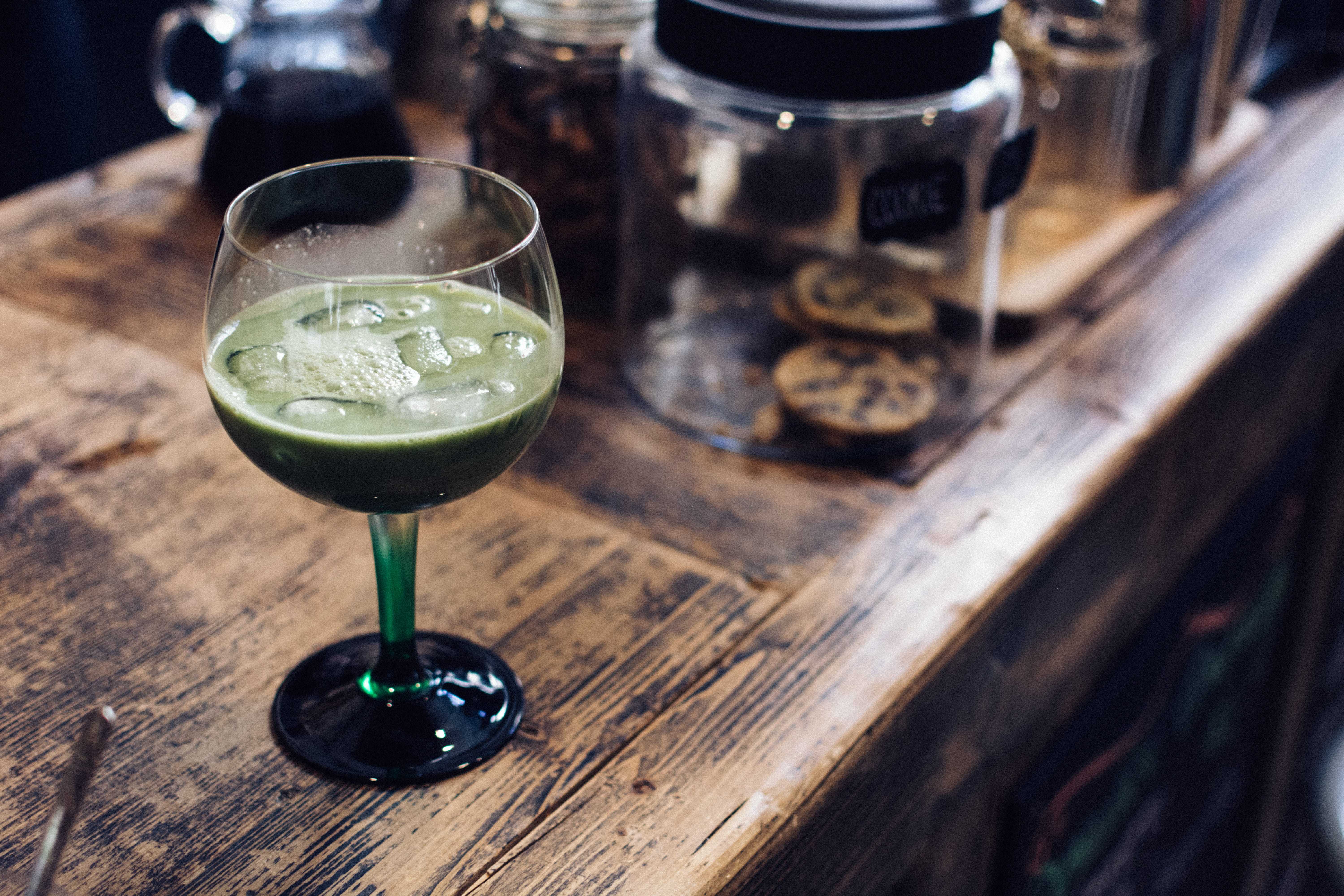 freshness, food, high angle view, caf, drinking Glass, Matcha, wood - Material, glass, cocktail, restaurant, alcohol, 5K, healthy eating, wellbeing, focus on foreground, HD Wallpaper