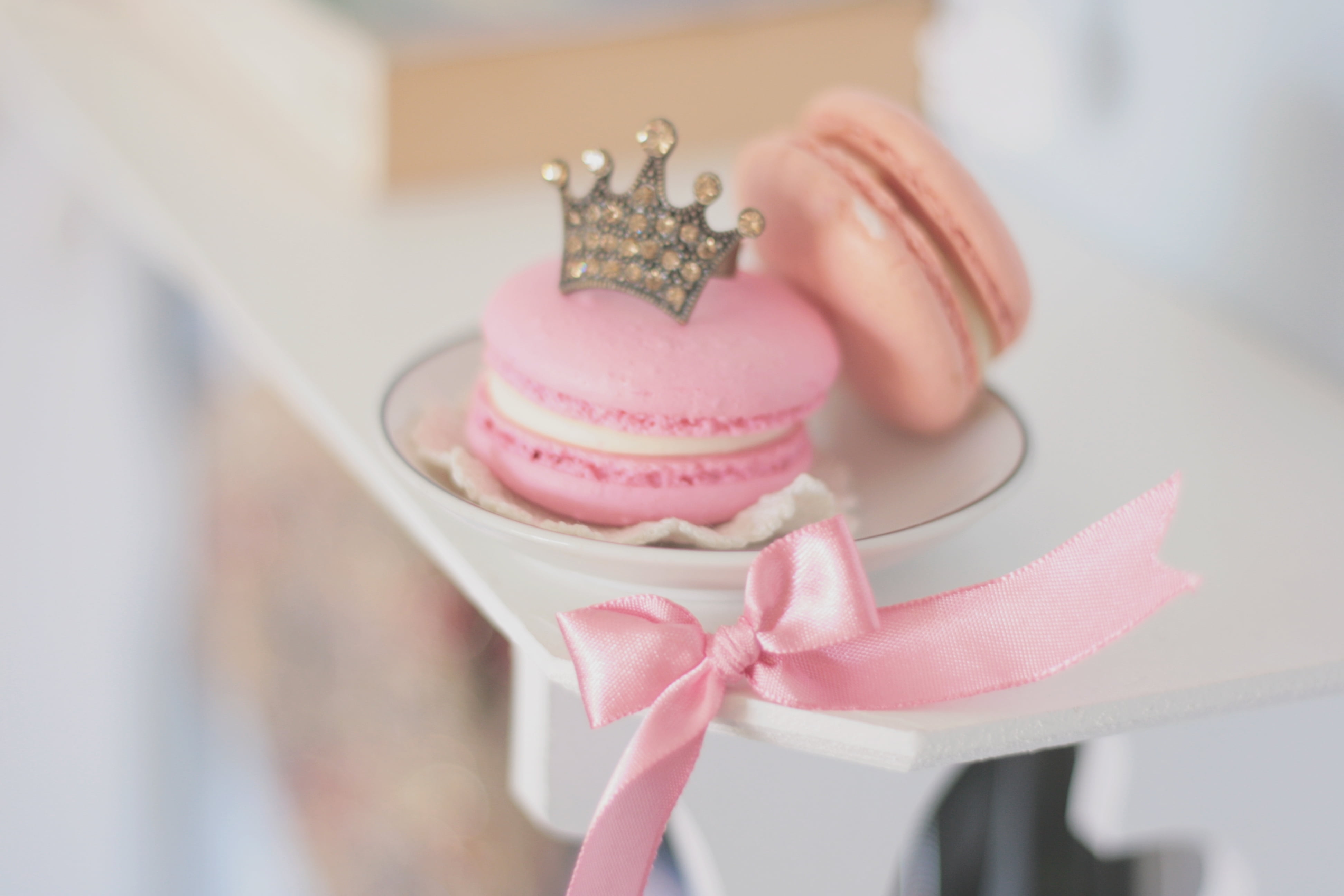 baking, unhealthy eating, table, 4K, luxury, birthday, bow, pink Color, temptation, gift, white, decoration, wedding, wedding Cake, cookies, HD Wallpaper
