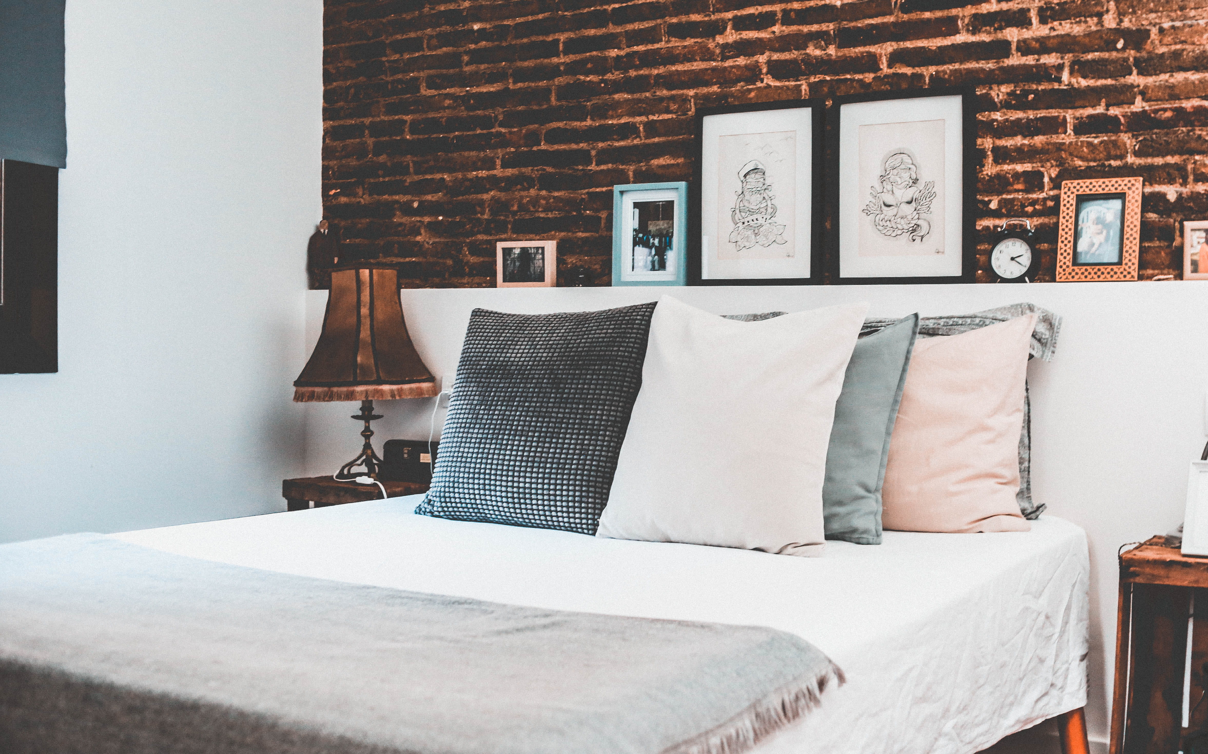 wall, home, brick wall, table lamp, luxury, bedroom, built structure, domestic room, room, water, building, wealth, lighting equipment, interior design, HD Wallpaper