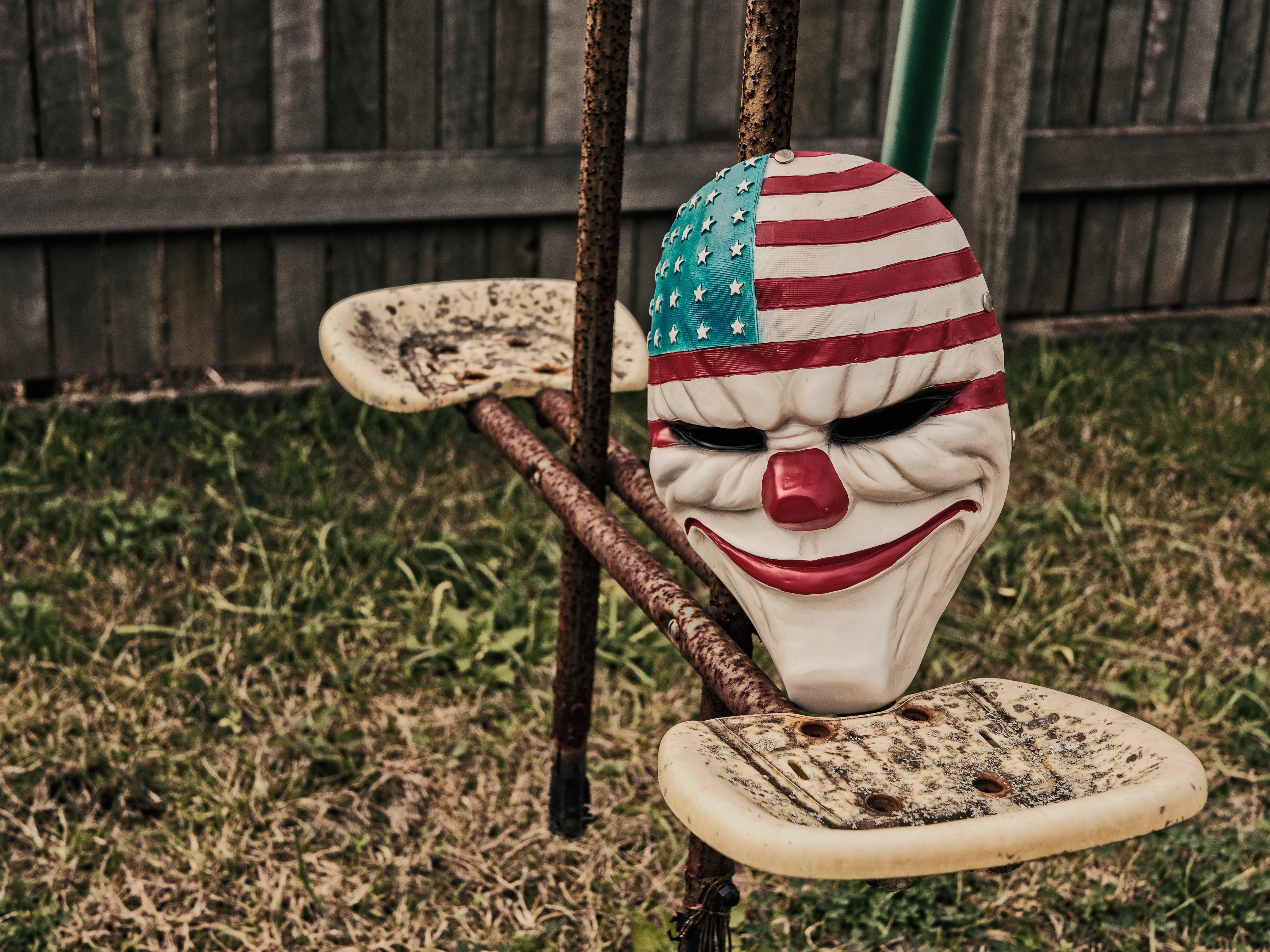 evil, 4K, flag, seat, old, demonic, scene, pennywise, vintage, darkness, wood - material, human representation, lost, alone, creepy, patriotism, beach, HD Wallpaper