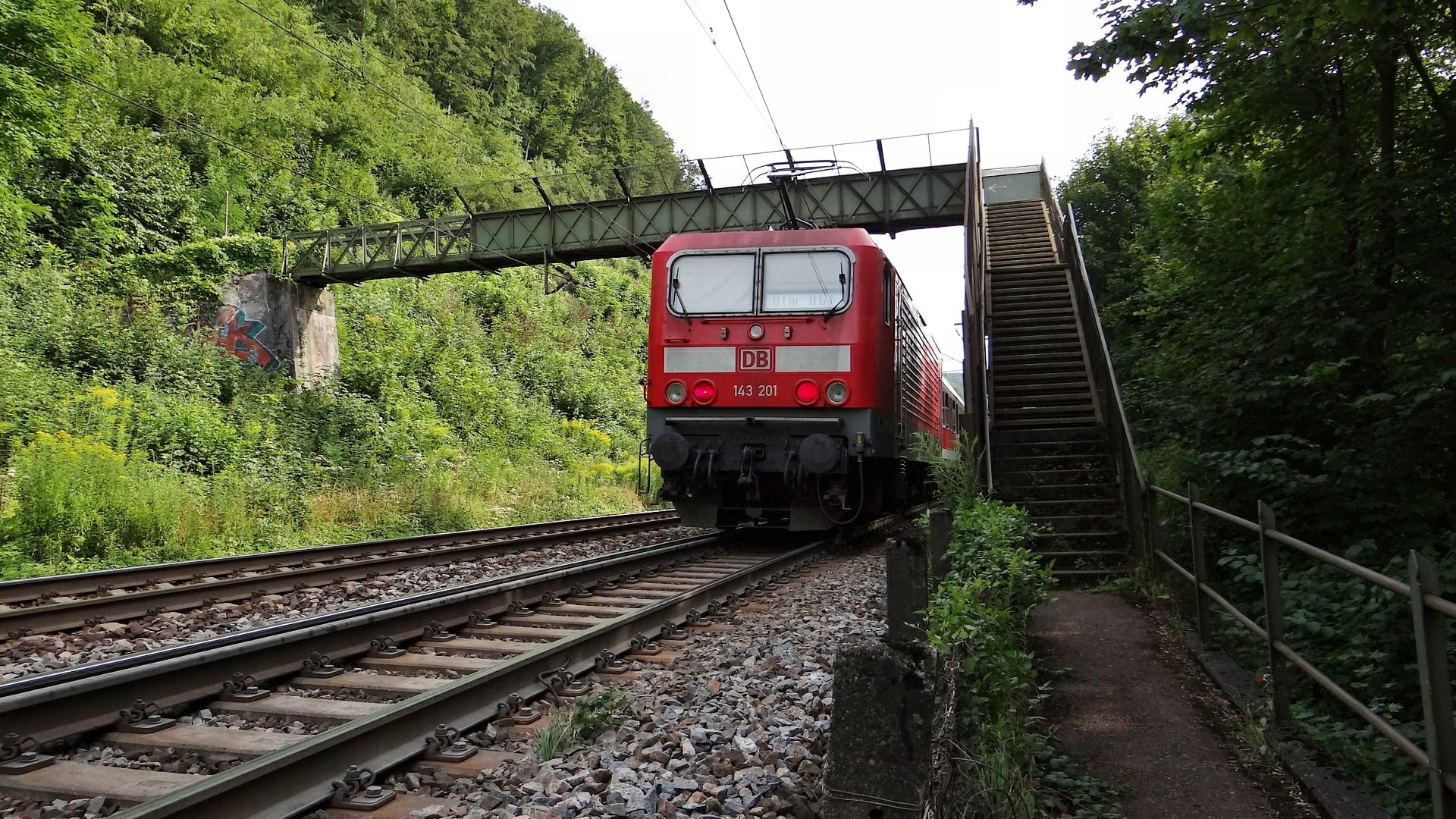 kbs 750, mode of transportation, plant, transportation, train - vehicle, green color, land vehicle, connection, 1080P, locomotive, railroad track, rail transportation, HD Wallpaper