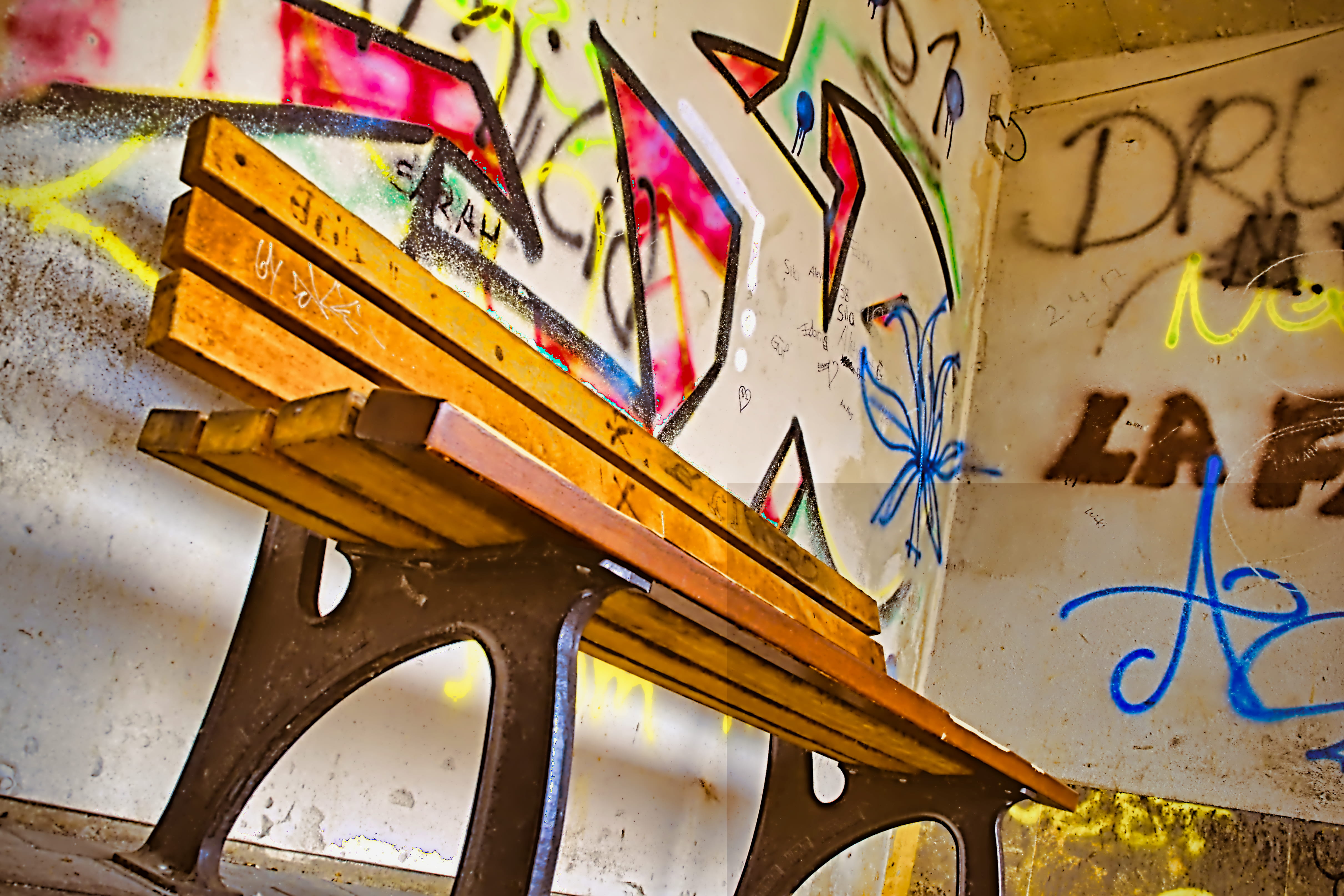 bench, no people, insect, wood - material, messy, street art, craft, 4K, built structure, animal, ebersbach an der fils, day, paint, wall - building feature, HD Wallpaper