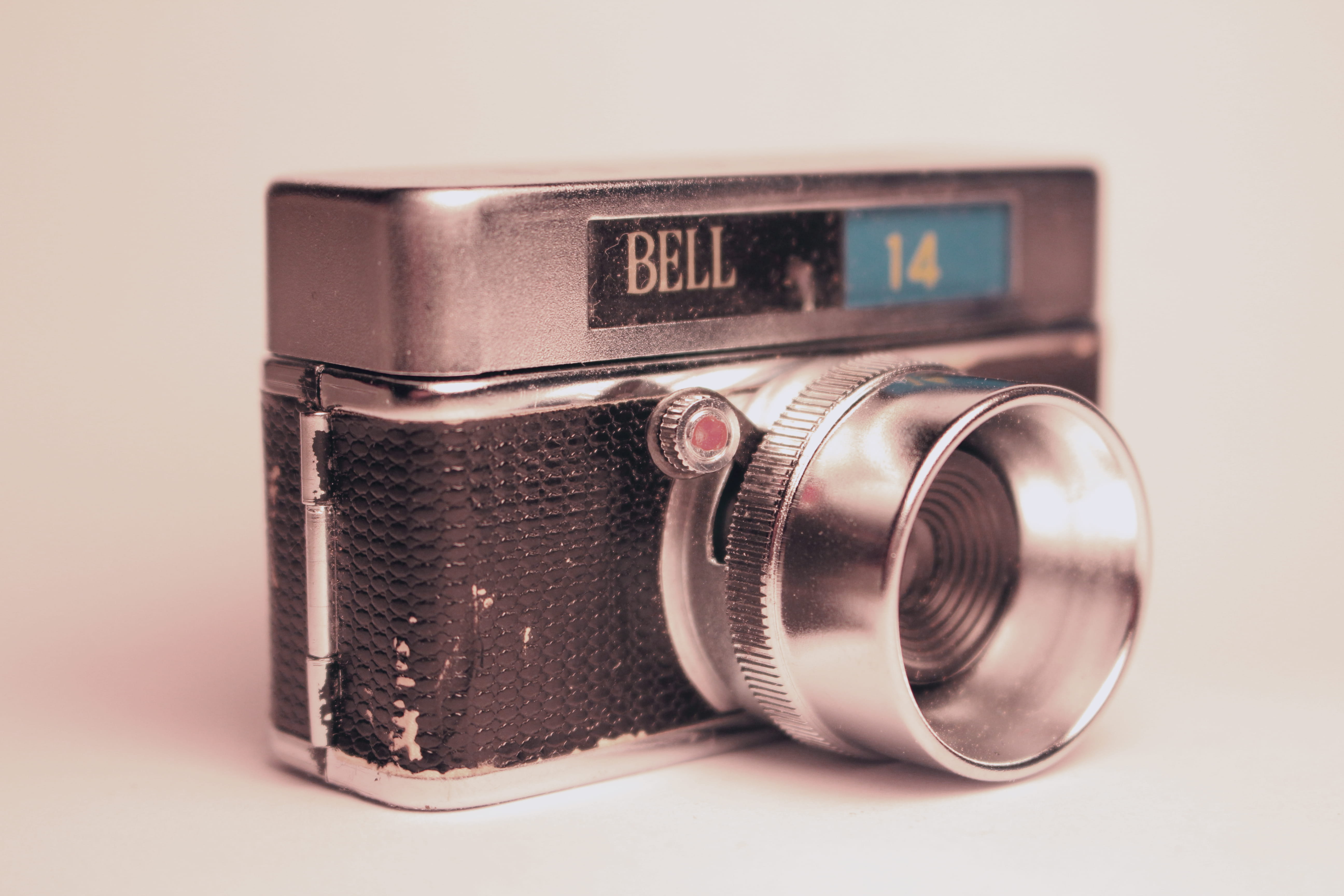 simplicity, nostalgia, photography themes, studio shot, analog, equipment, retro styled, camera - photographic equipment, old camera, no people, indoors, HD Wallpaper